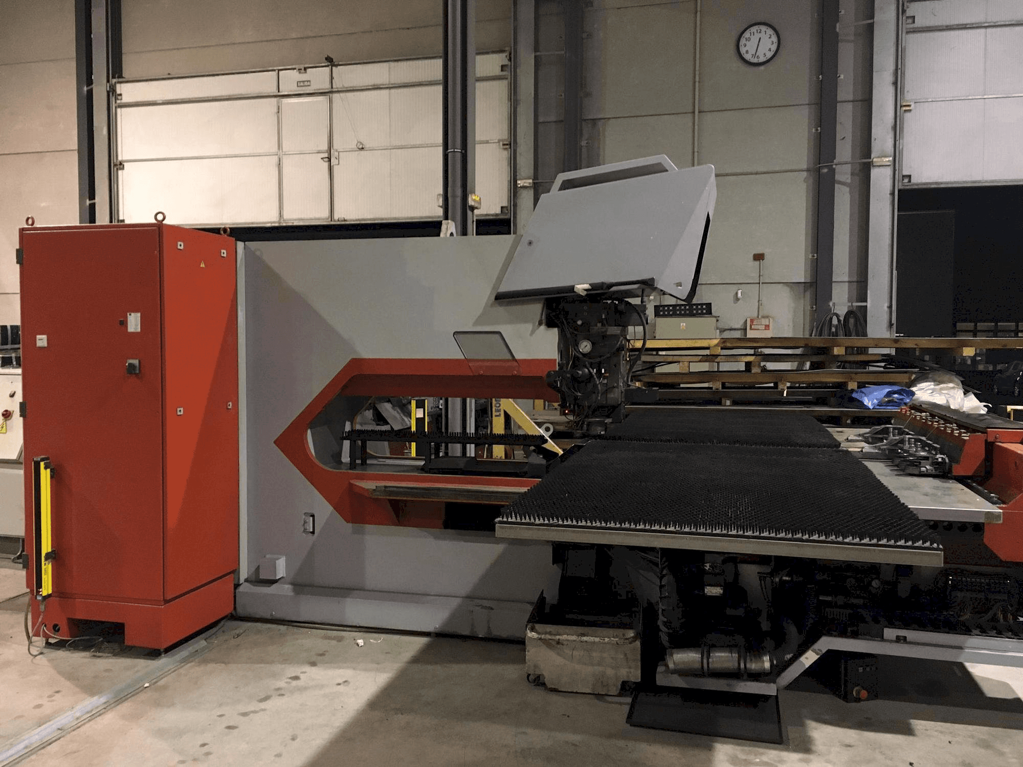 Vista frontale della macchina Trumpf Trumatic 2000 R