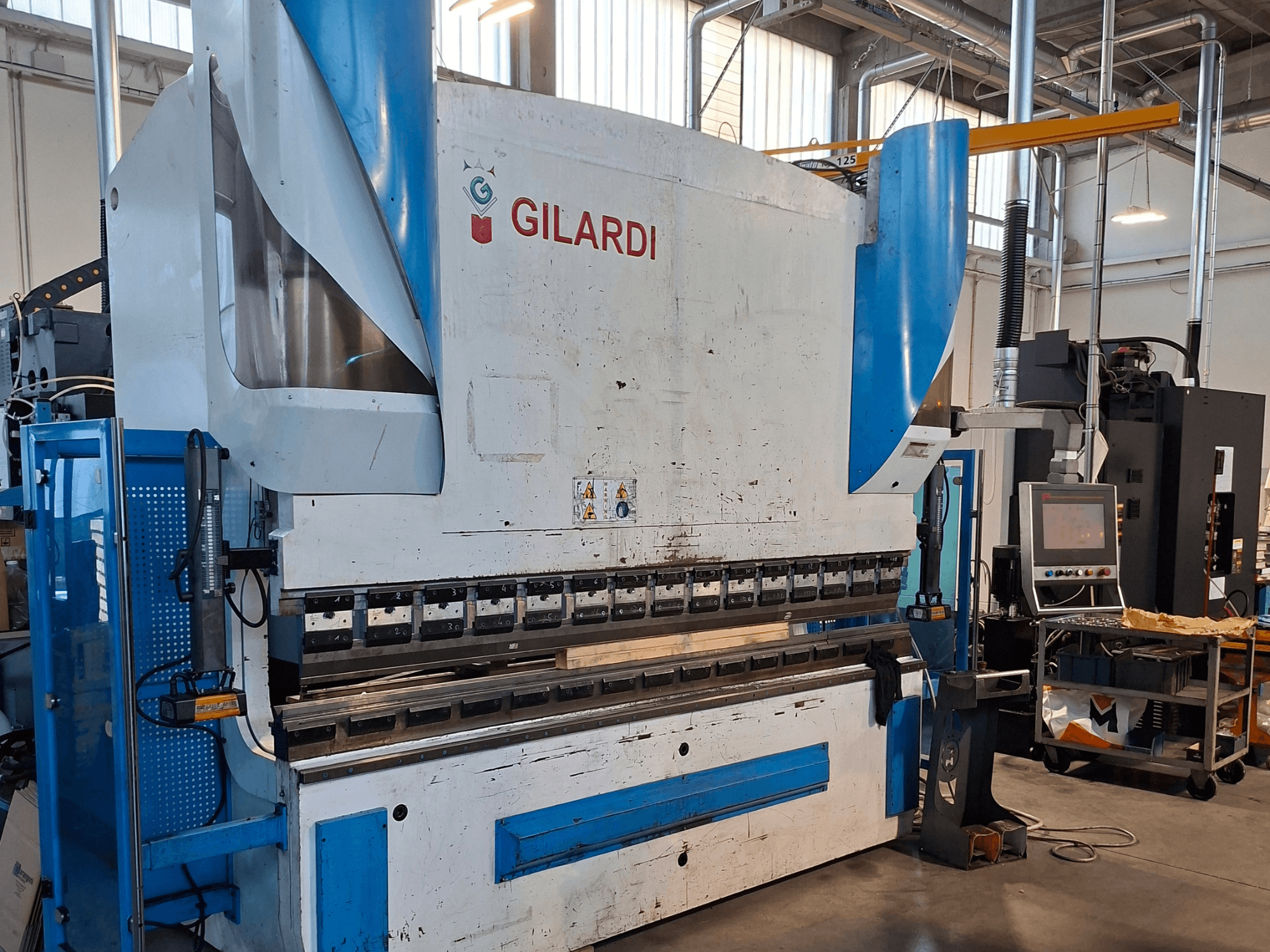 Pressa idraulica GILARDI Italia 3,25, vista frontale, con i comandi operativi e i dettagli dell'ambiente di produzione.