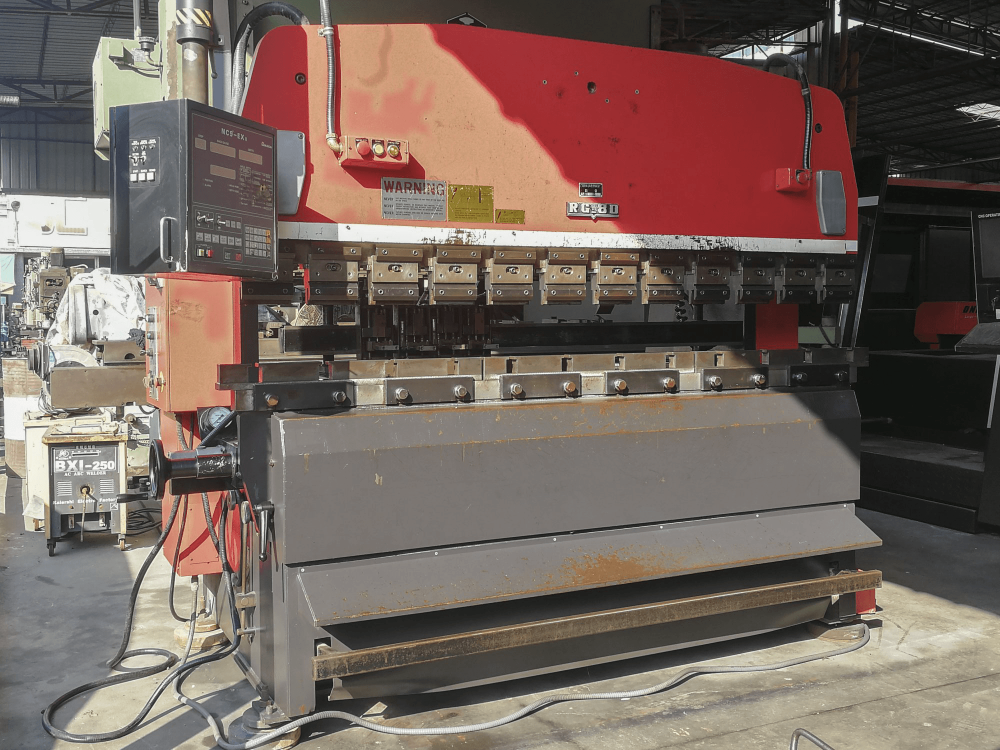 Vista frontale della macchina AMADA RG-80