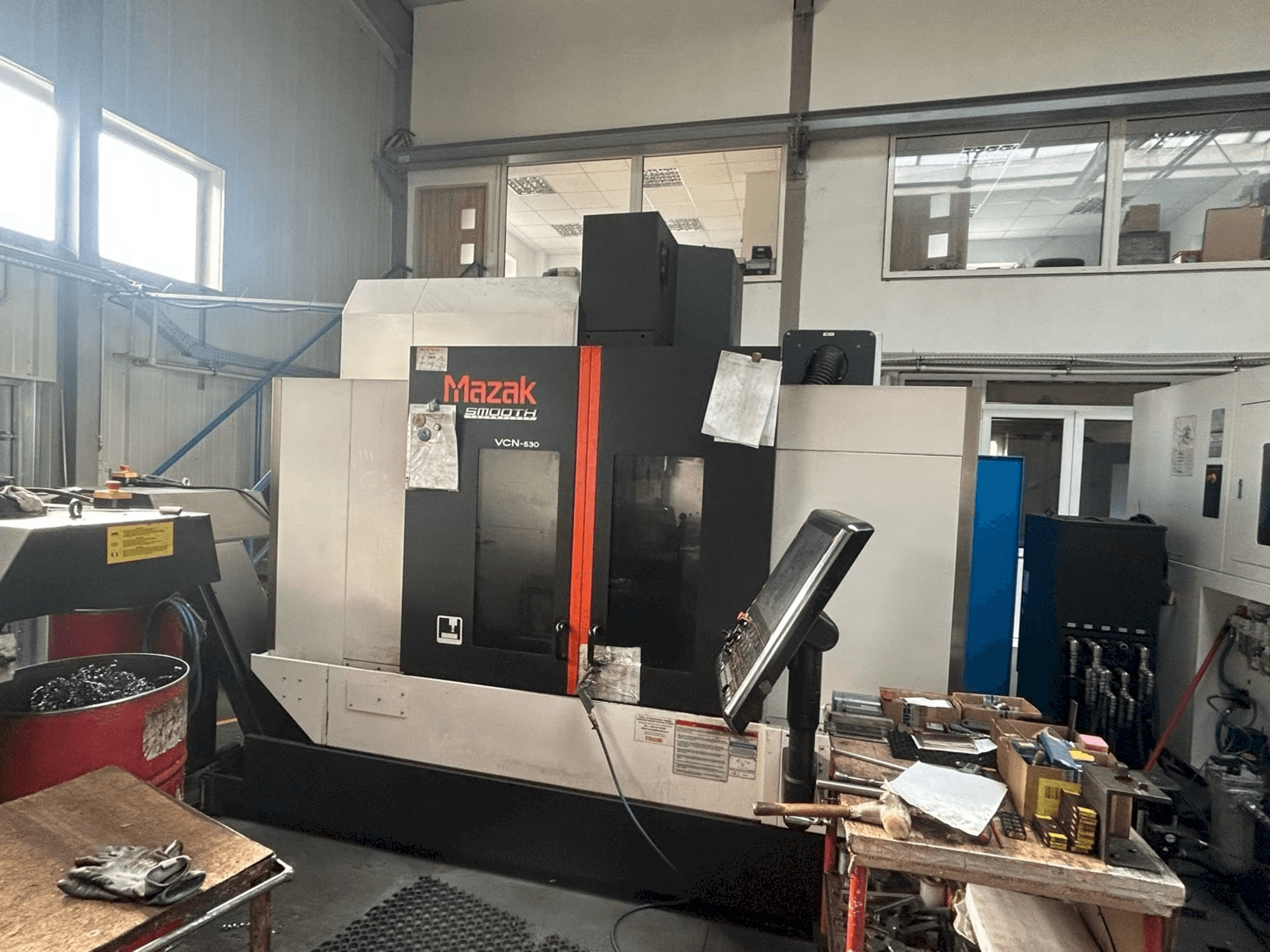 Vista frontale della macchina Mazak VCN-530