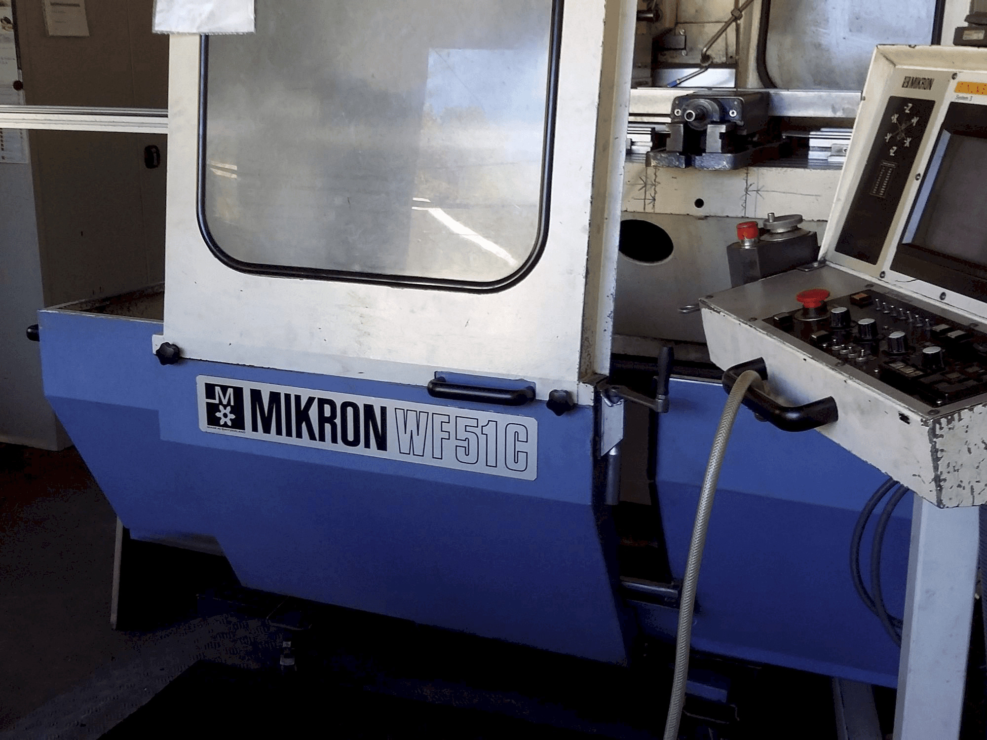 Vista frontale della macchina MIKRON WF51C/3M-4