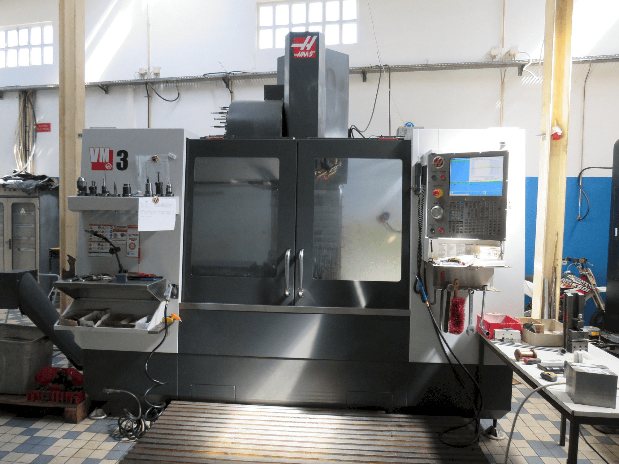 Vista frontale della macchina HAAS VM3