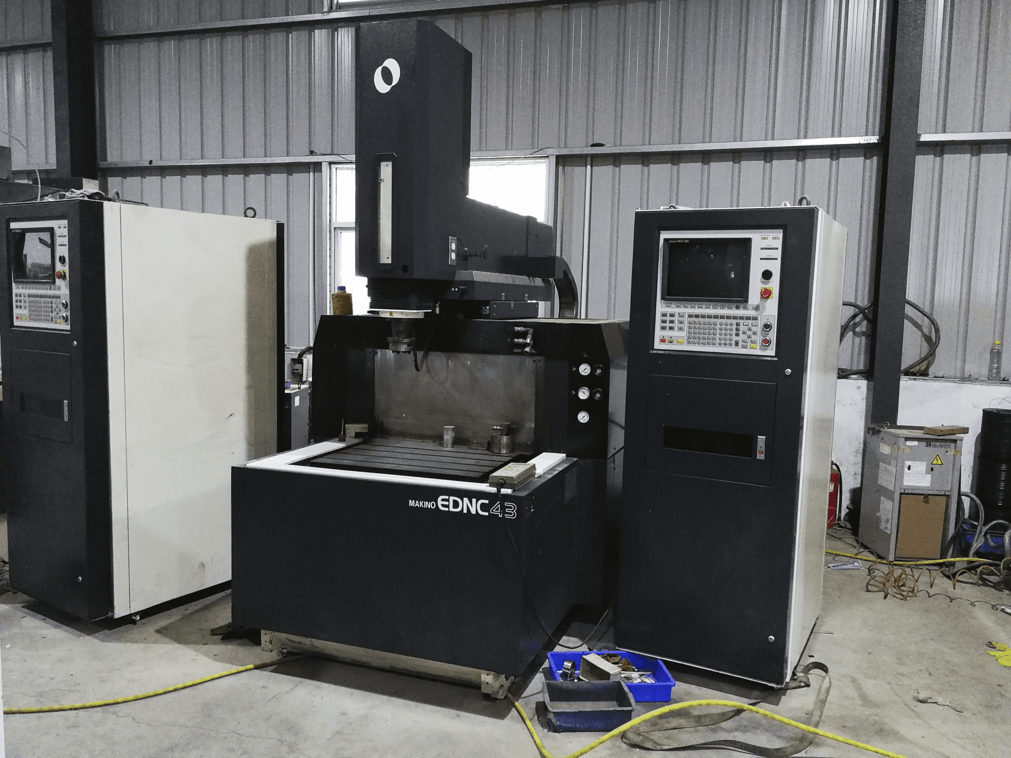 Vista frontale della macchina Makino EDNC43