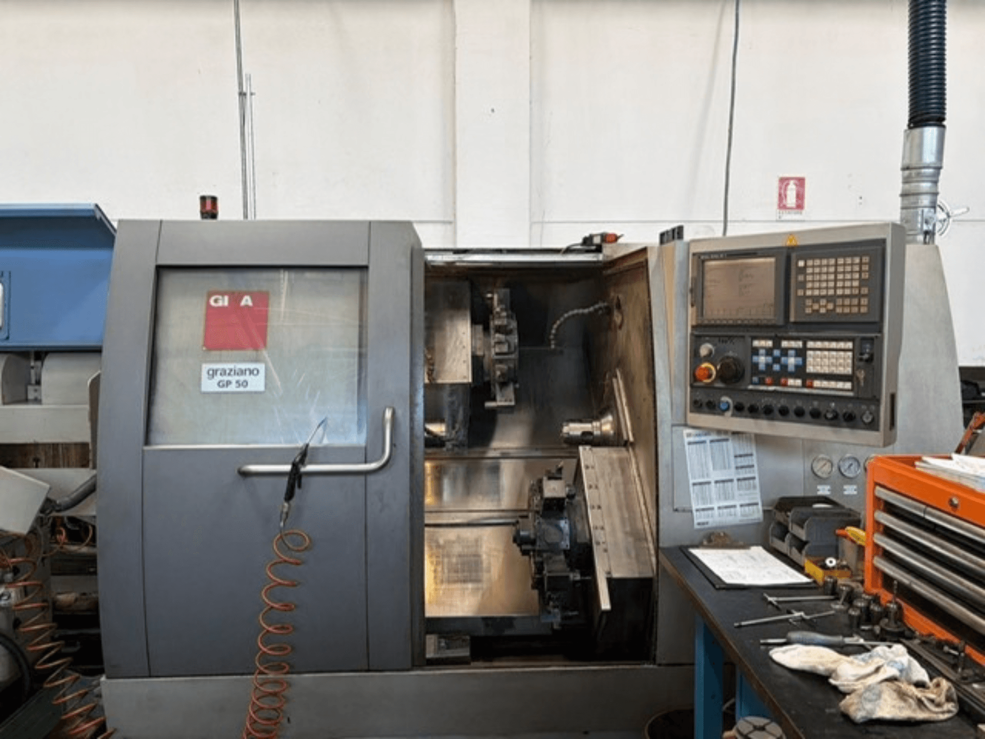 Tornio orizzontale Gildemeister GP 50, vista frontale, con pannello di controllo e area di lavoro aperta con utensili.