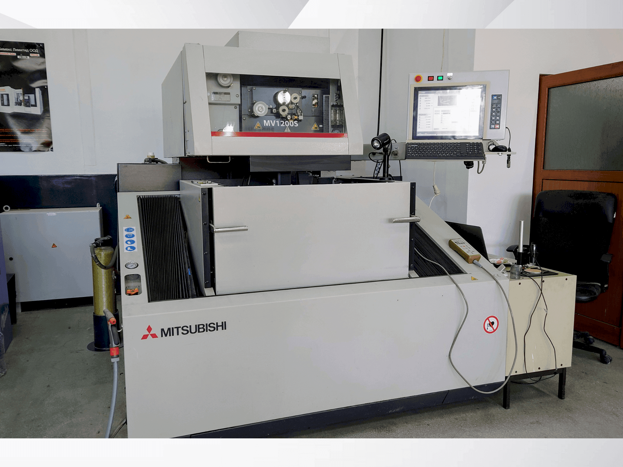 Vista frontale della macchina Mitsubishi MV1200S