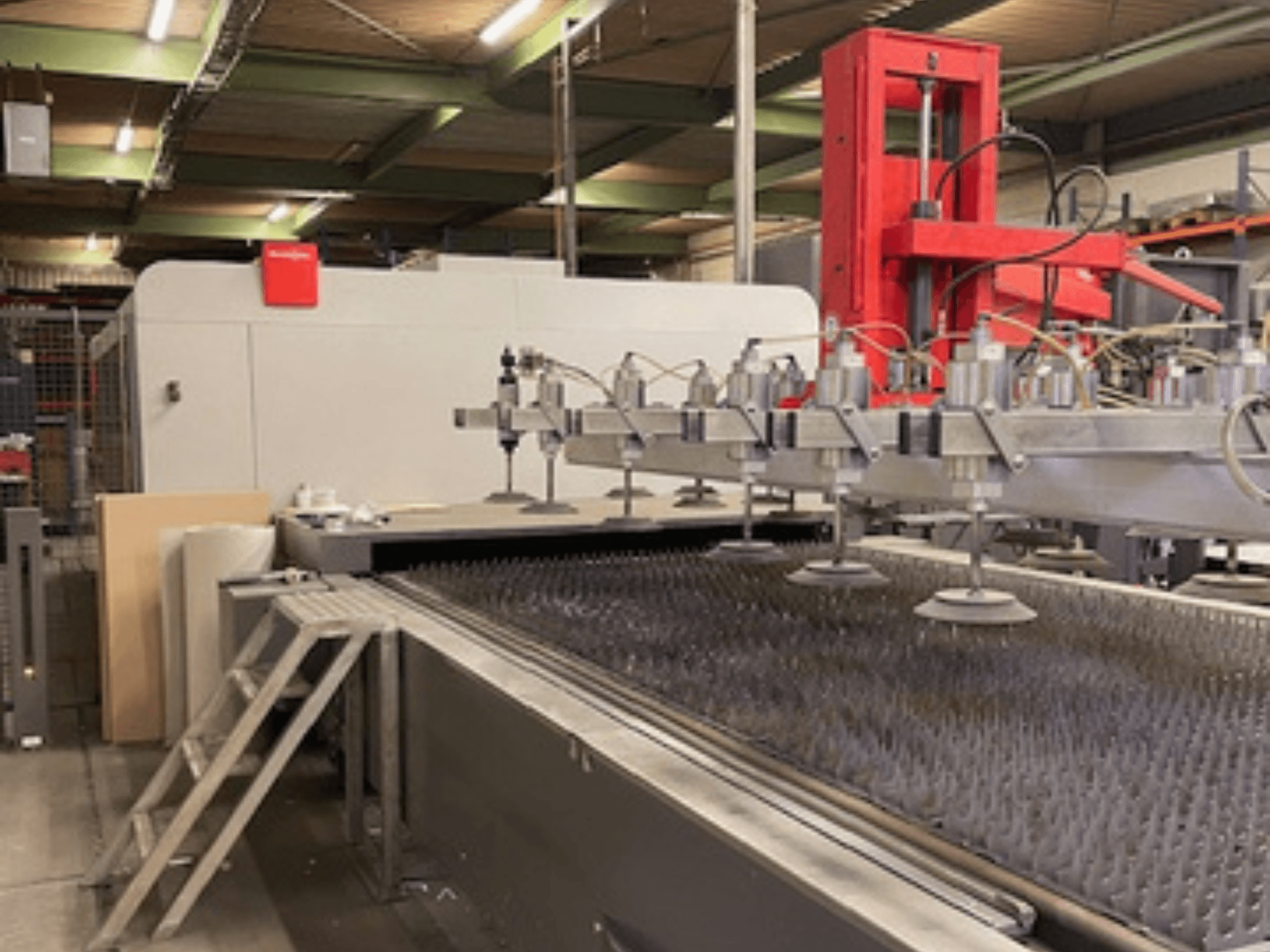 Bystronic BySprint Fiber 4020 Fiber 4Kw vista frontale di una macchina per il taglio laser in fibra con ugelli e banco di taglio.