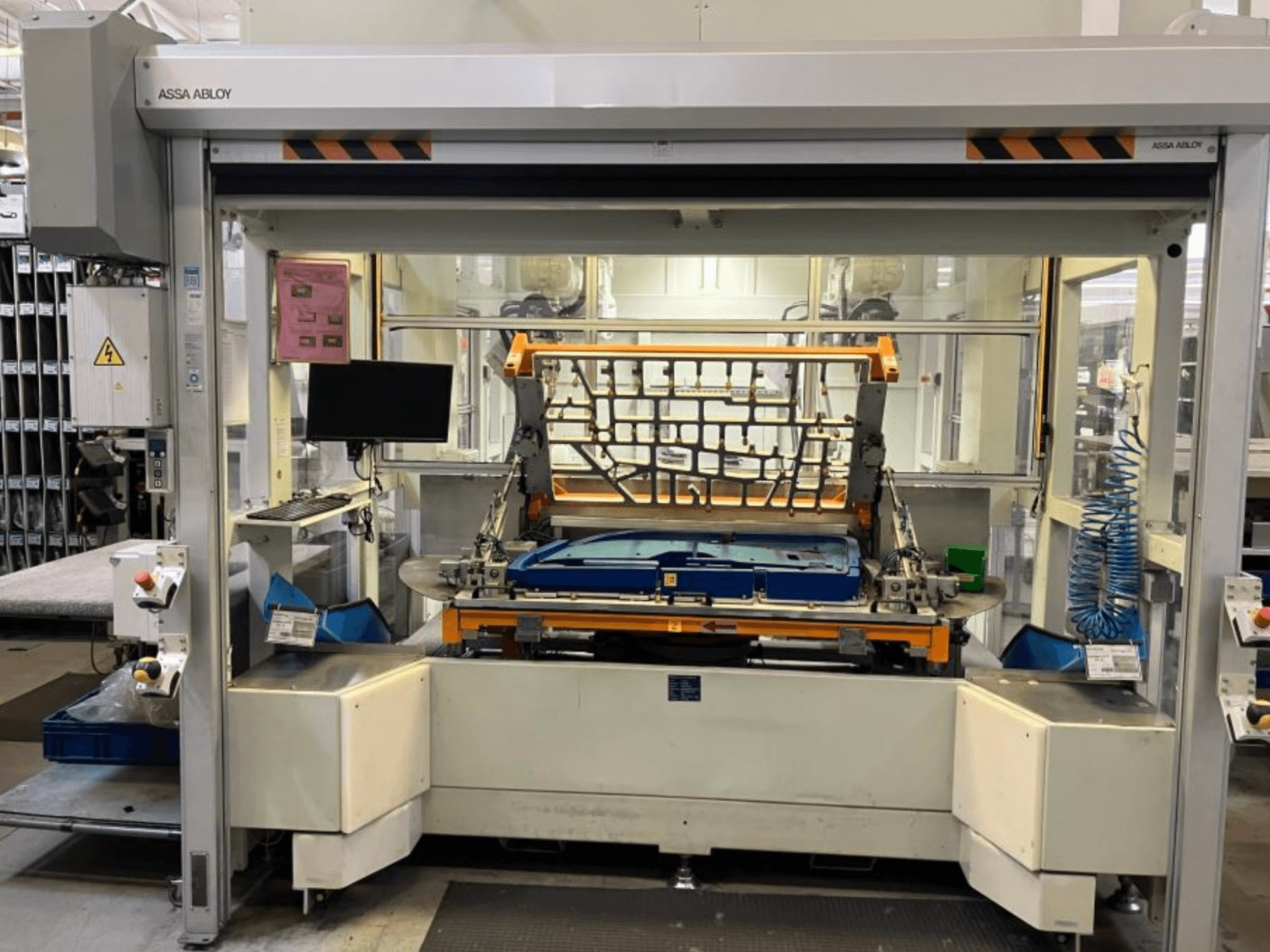 Macchina con braccio robotico CHANGO AUDI TSV D5 TÜR in uno stabilimento, vista frontale che mostra il pannello di controllo e l'area di lavoro.