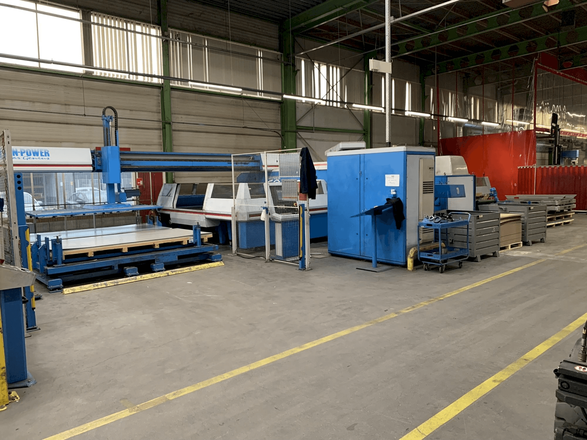 Vista frontale della macchina Finn-Power TRS6 SU