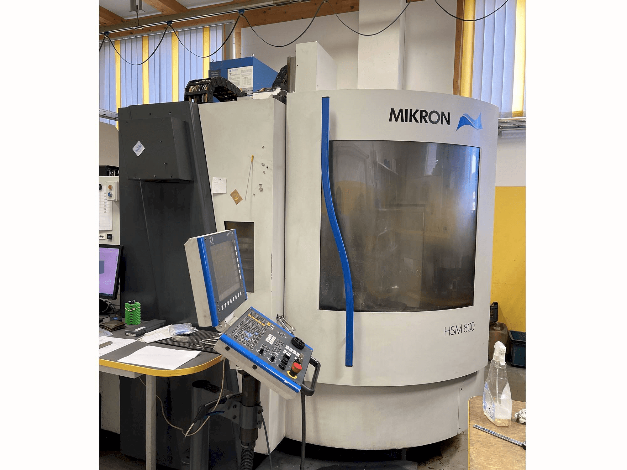 Vista frontale della macchina MIKRON HSM800