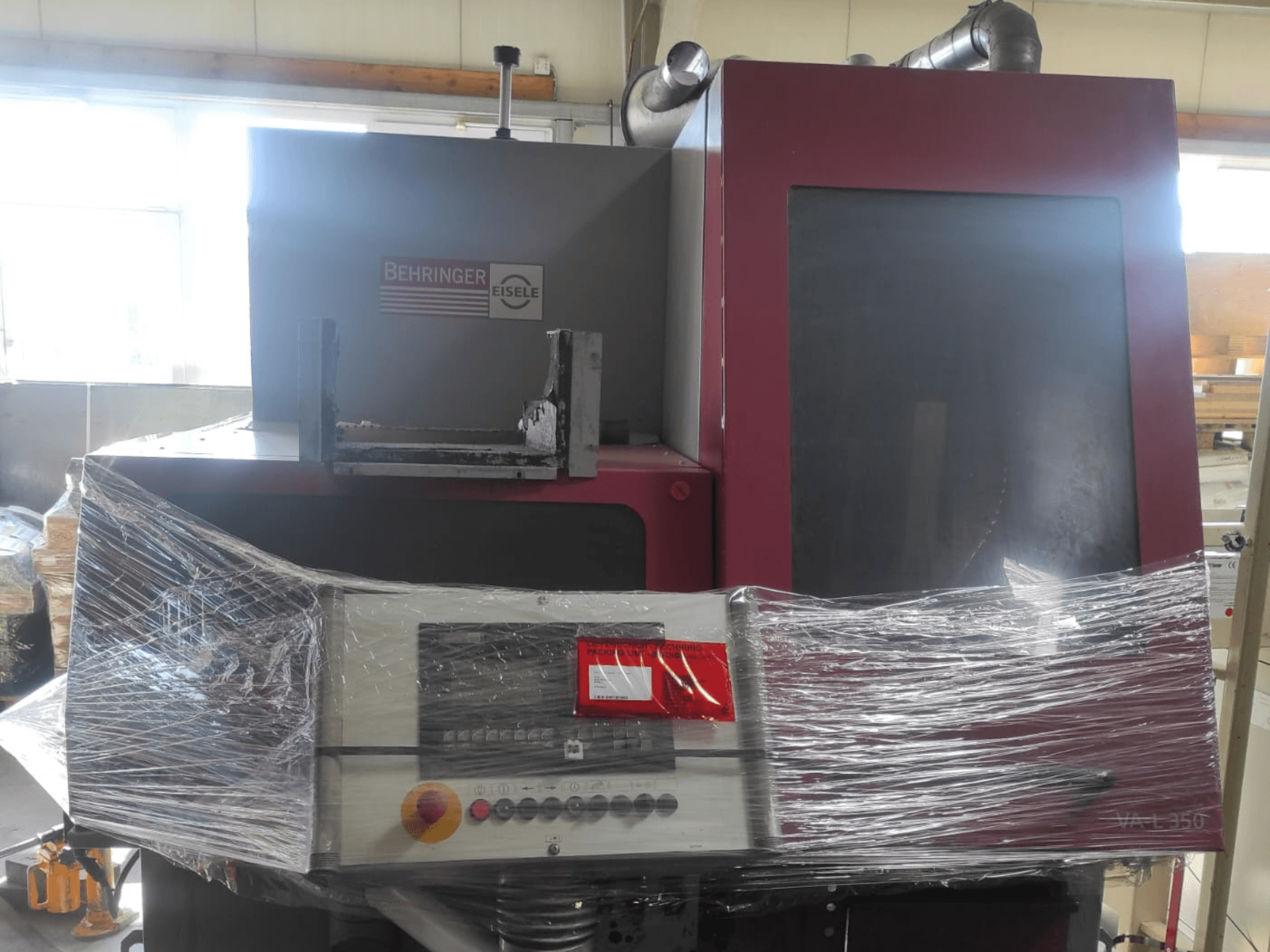 Macchina Behringer Eisele VA L 560, vista frontale, avvolta in plastica, con pannello di controllo e pulsanti visibili.