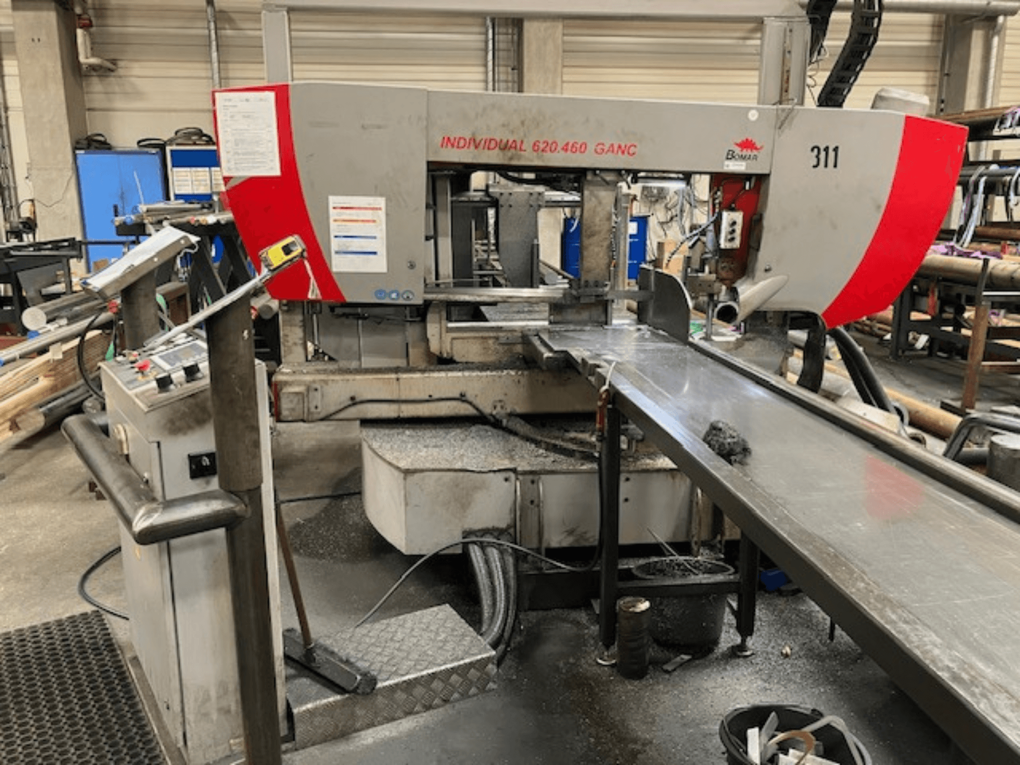 Sega a nastro BOMAR INDIVIDUAL 620-460 GANC, vista frontale, con comandi, area di taglio e sfondo di officina industriale.