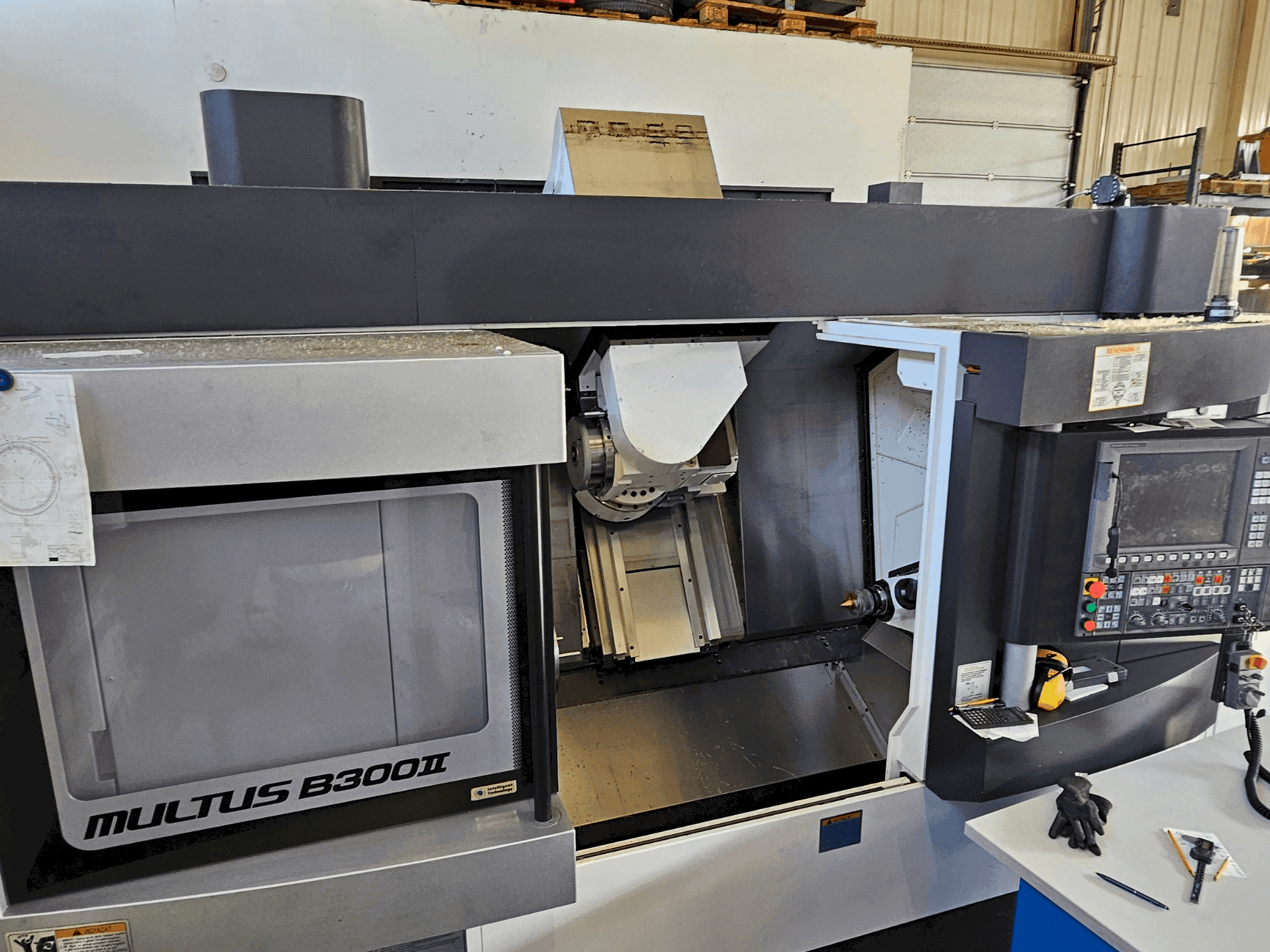 Vista frontale della macchina Okuma Multus B300 II