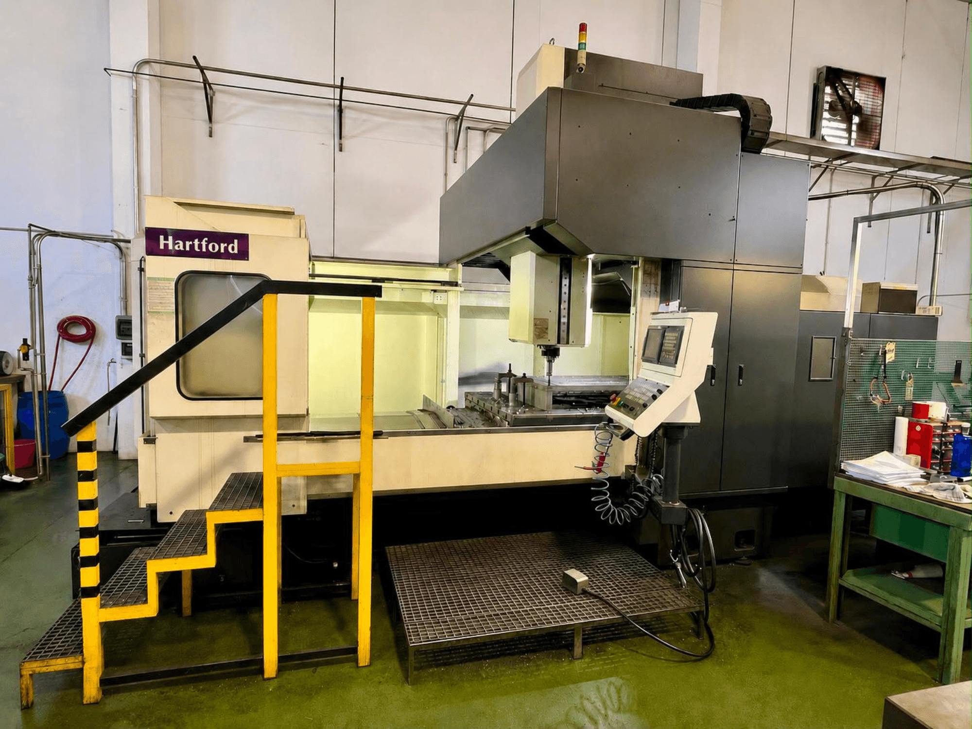 Fresatrice a portale HARTFORD Infinity HSA-2215AD, vista frontale con pannello di controllo, scale e area di fresatura visibili.