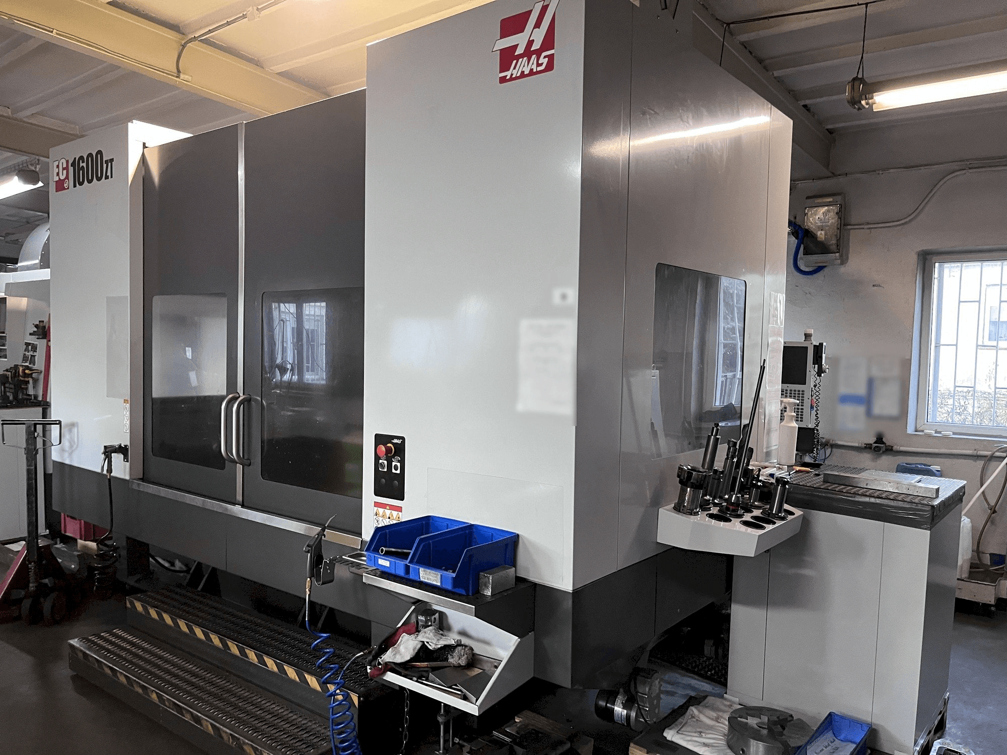 Vista frontale della macchina HAAS EC-1600 ZT