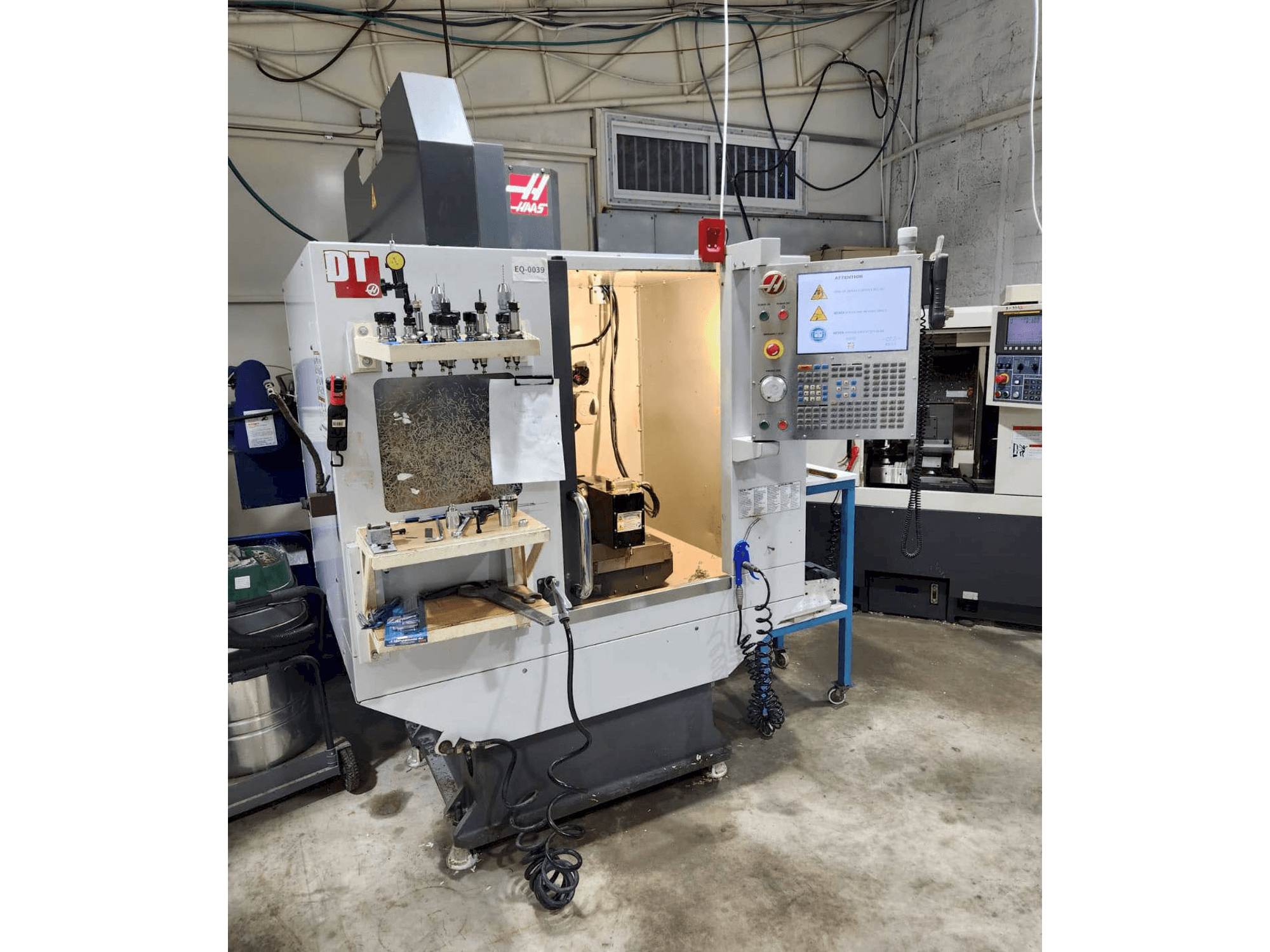 Vista frontale della macchina HAAS DT-1