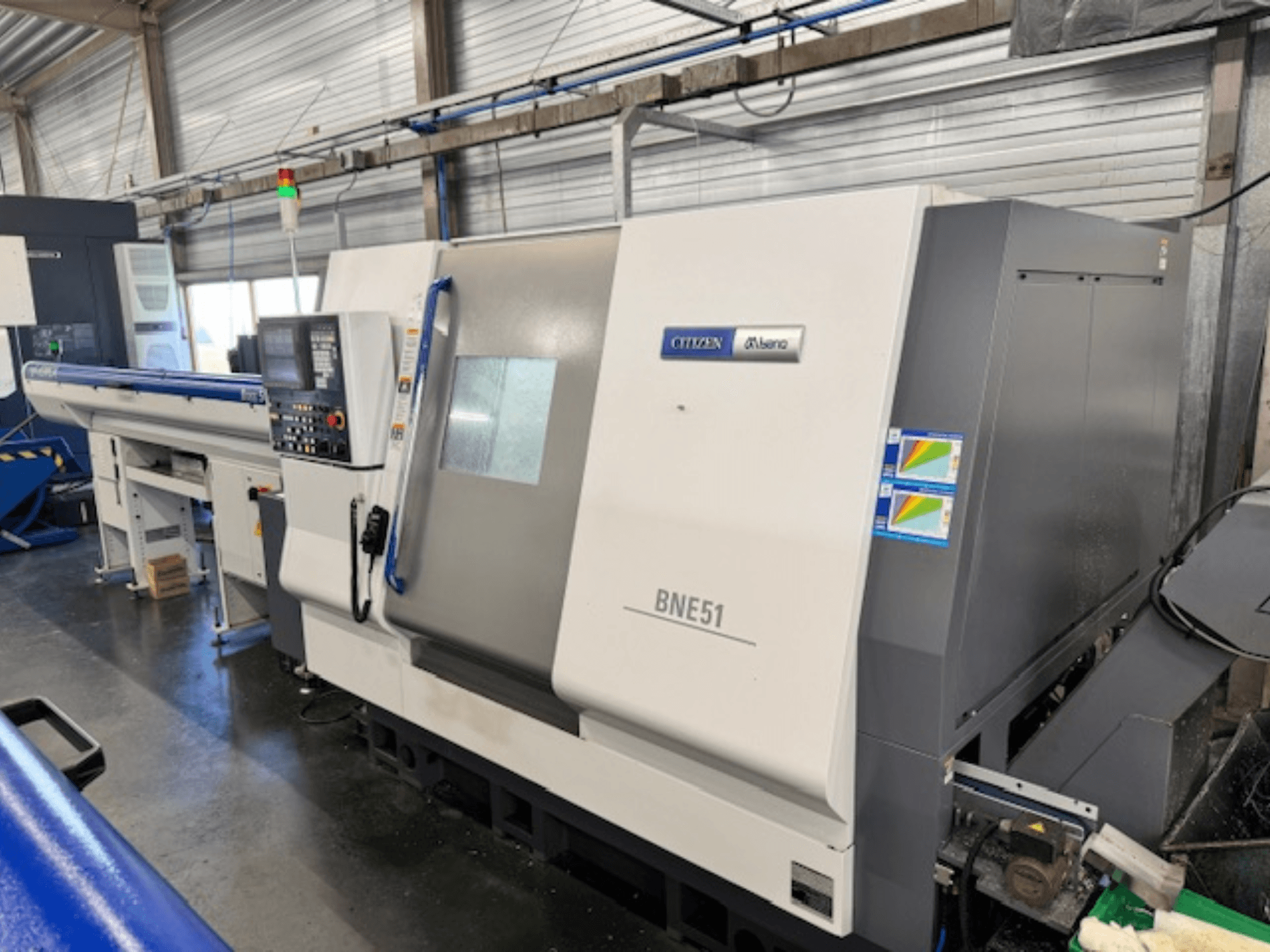 Tornio orizzontale Citizen BNE-51MSY, vista laterale che mostra il pannello di controllo e il meccanismo di avanzamento.