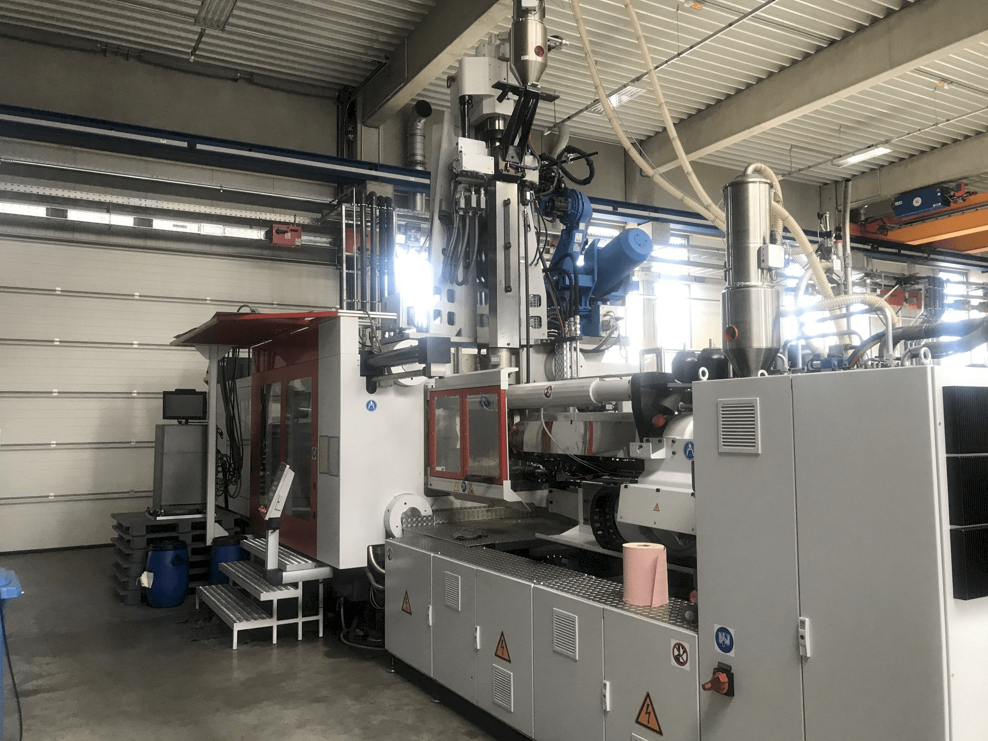 Vista frontale della macchina FERROMATIK MILACRON MM 800 MSW