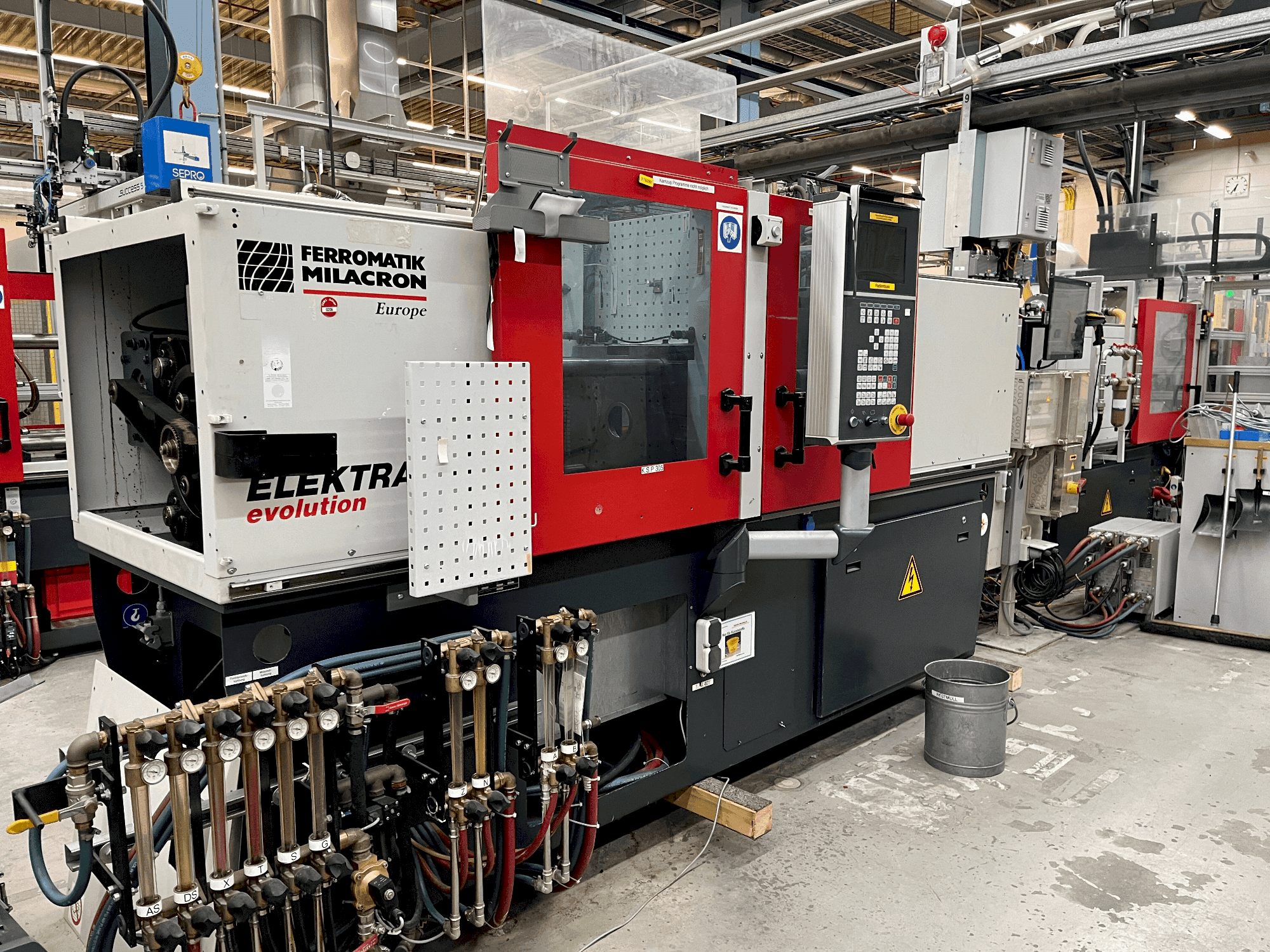 Vista frontale della macchina FERROMATIK EE 30