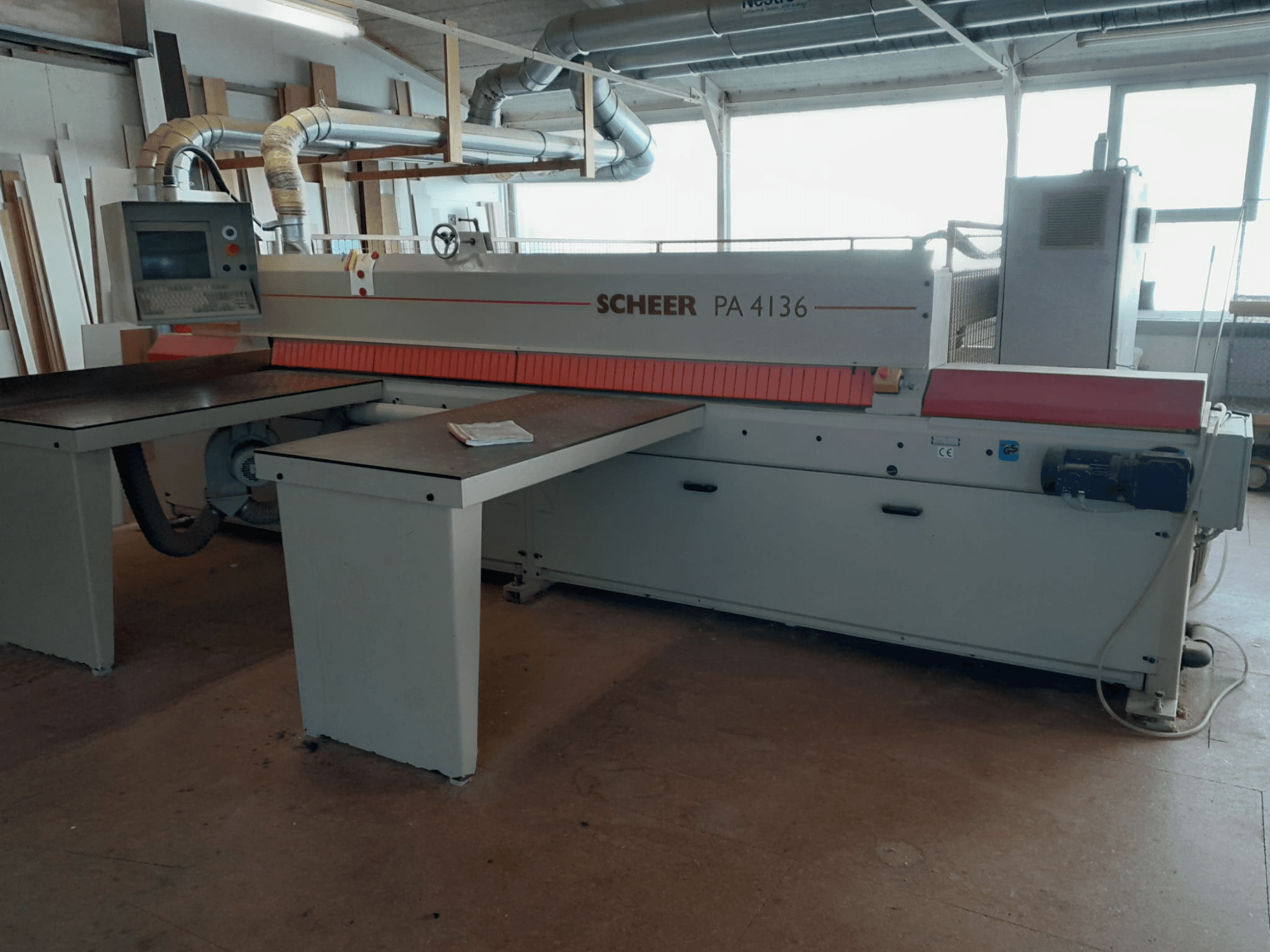 Sezionatrice Scheer PA 4136, vista frontale, con ampio tavolo di taglio, pannello di controllo e design industriale in un'officina.