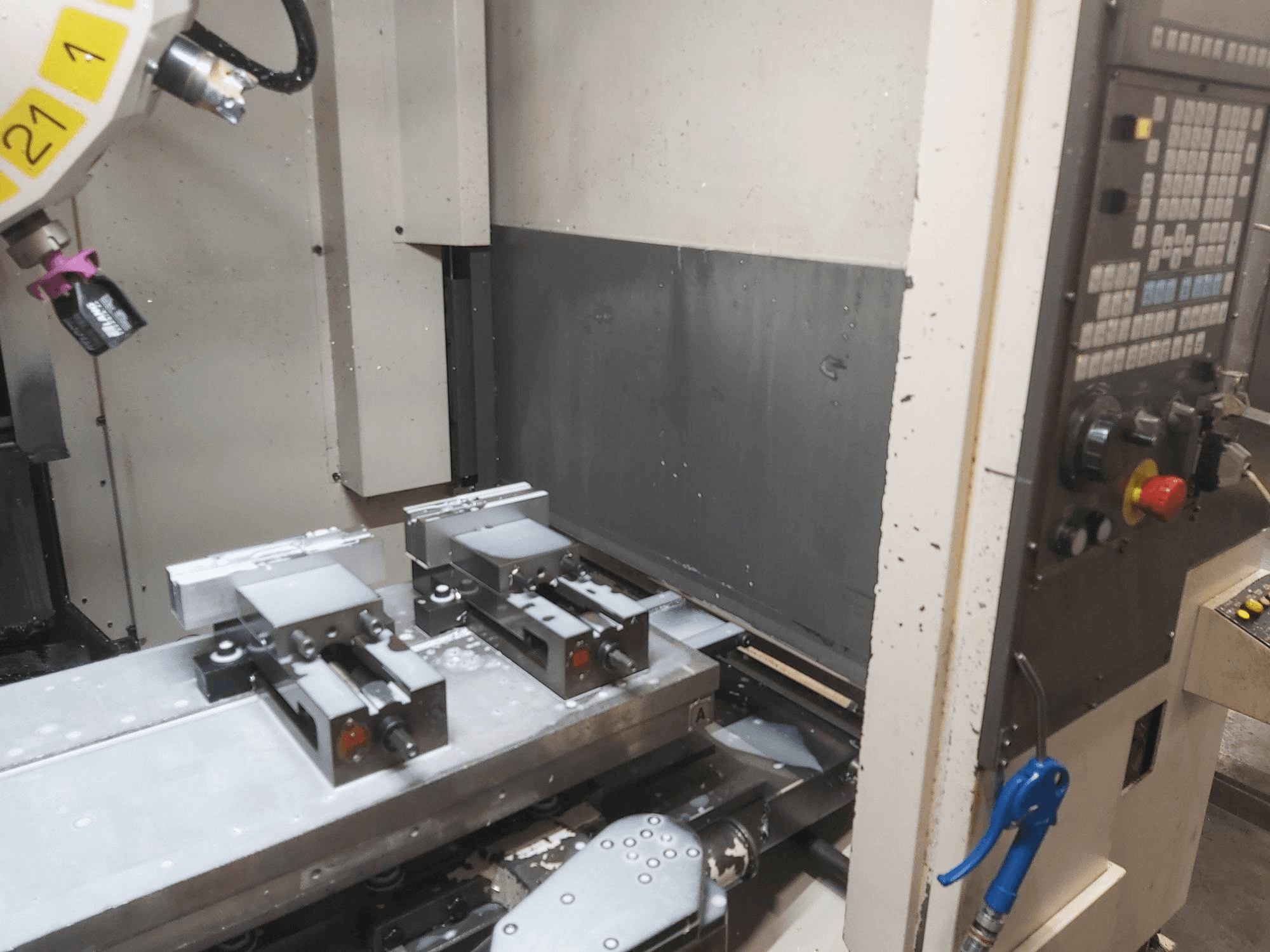 Vista frontale della macchina FANUC Robodrill Alpha T21iE