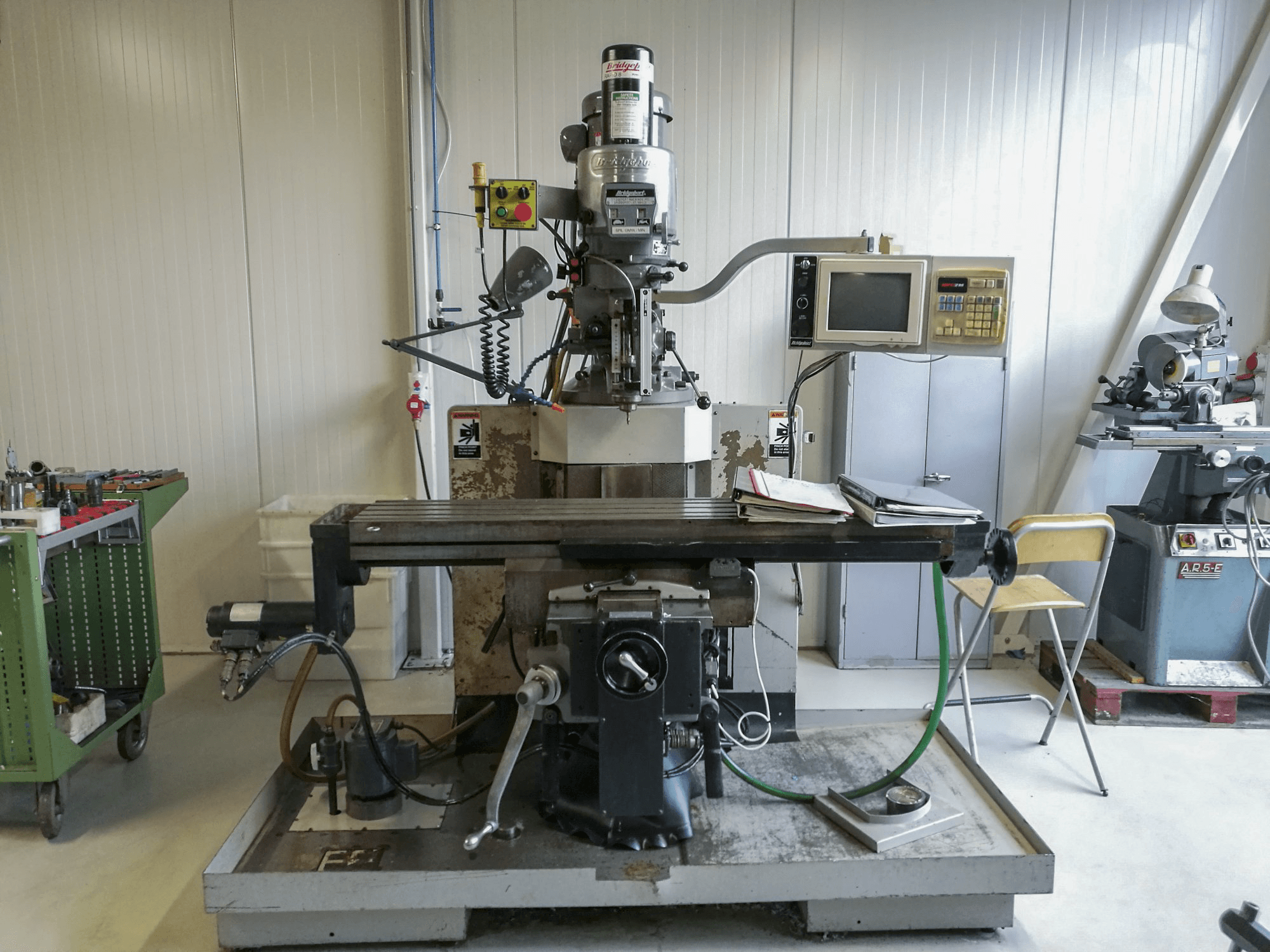 Vista frontale della macchina Bridgeport EZ TRAK DX II