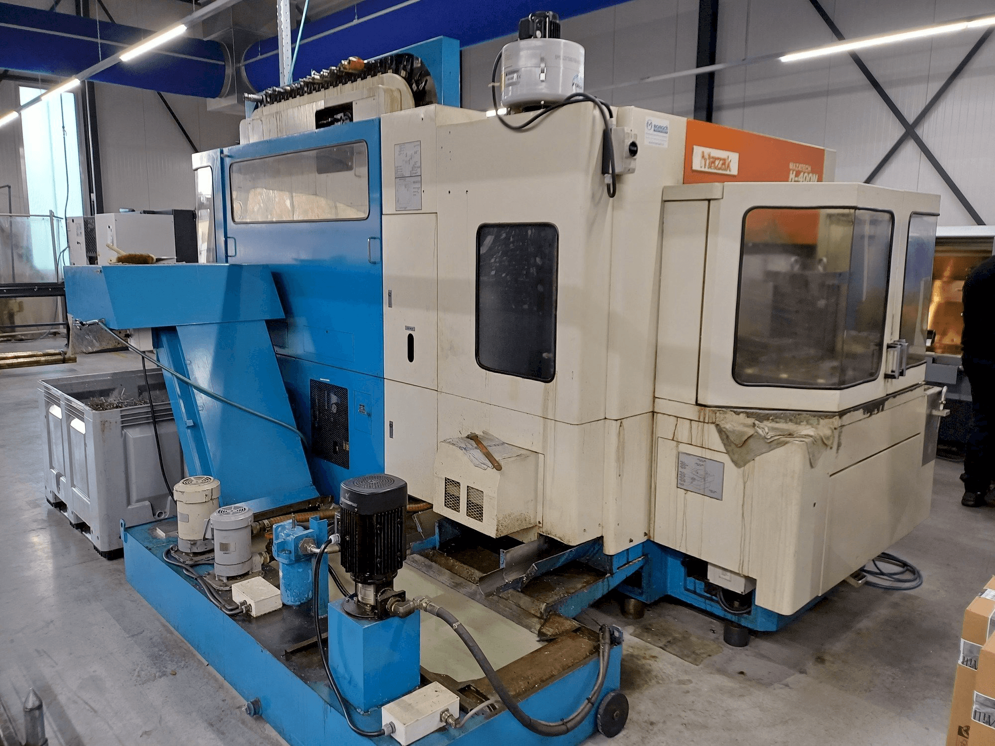 Vista frontale della macchina Mazak H400N