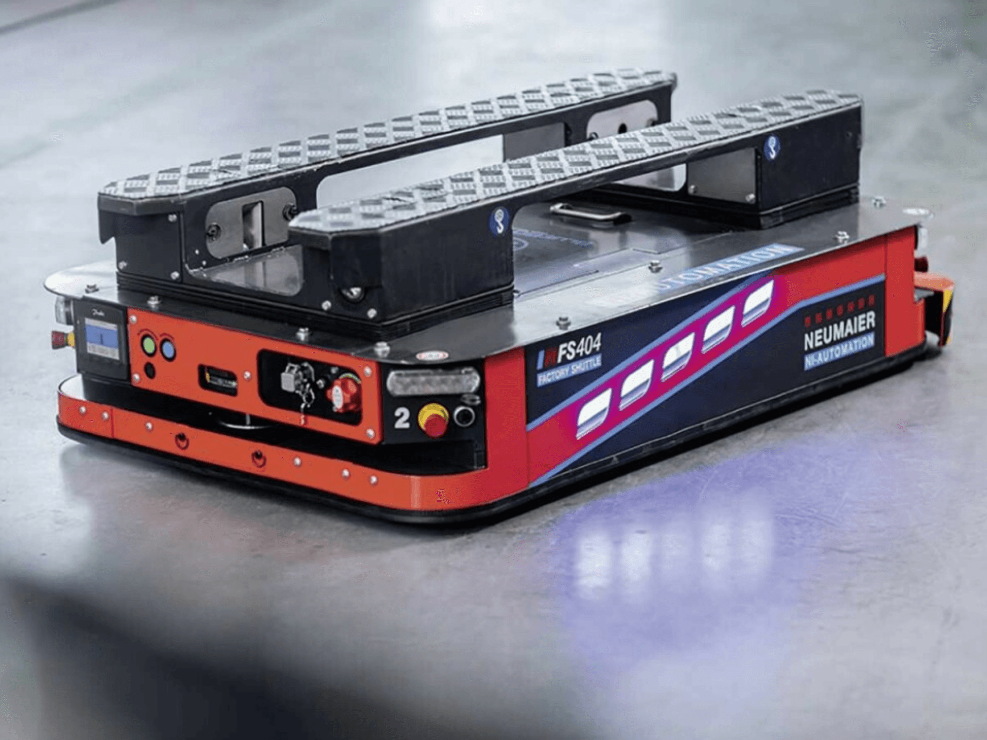 NEUMAIER AGV Factory Shuttle FS404, sistema di movimentazione pallet a basso profilo, vista laterale con ruote, comandi e caratteristiche di sicurezza.