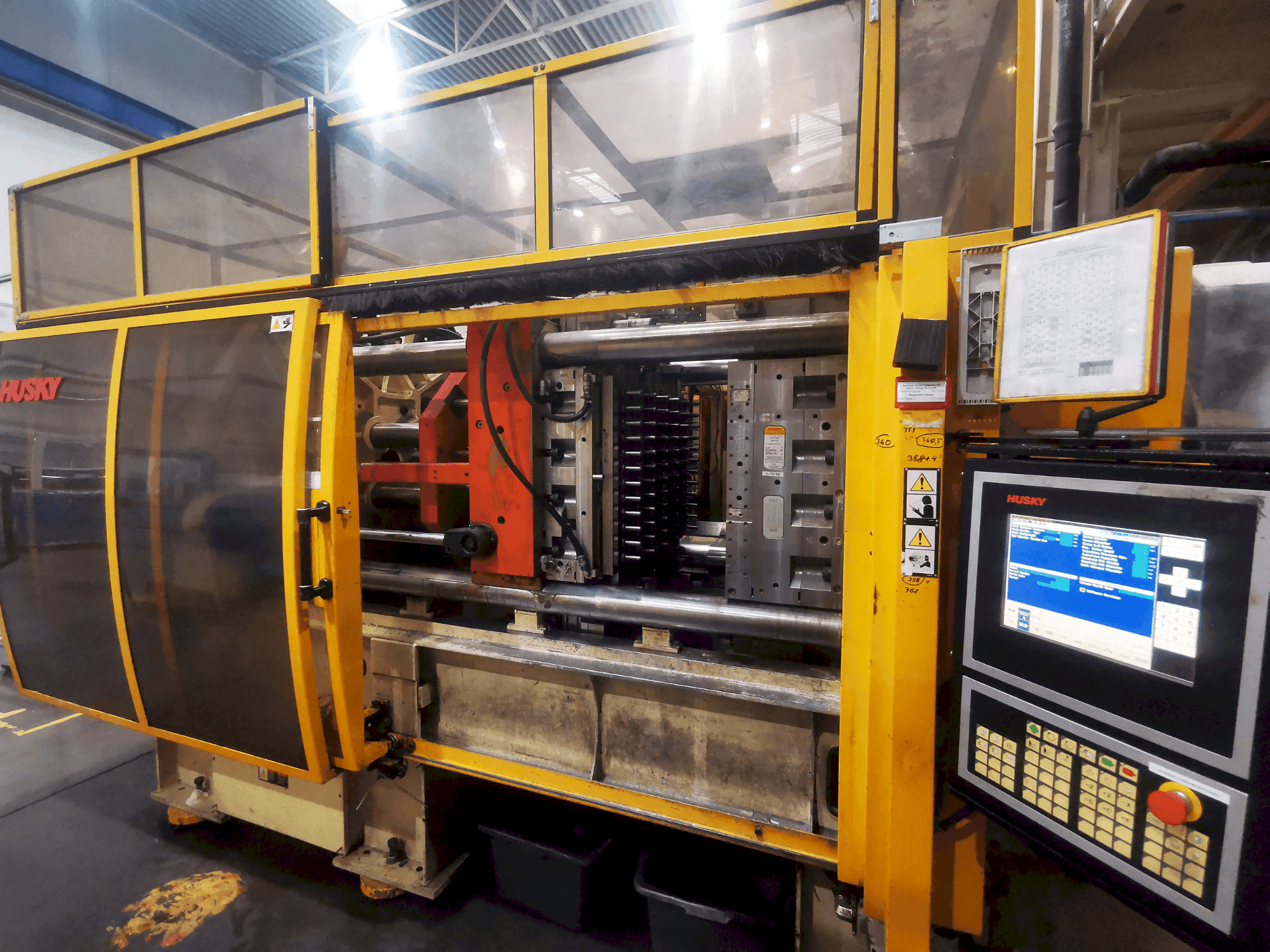 Vista frontale della macchina Husky GL 300PET P100/110 E12O