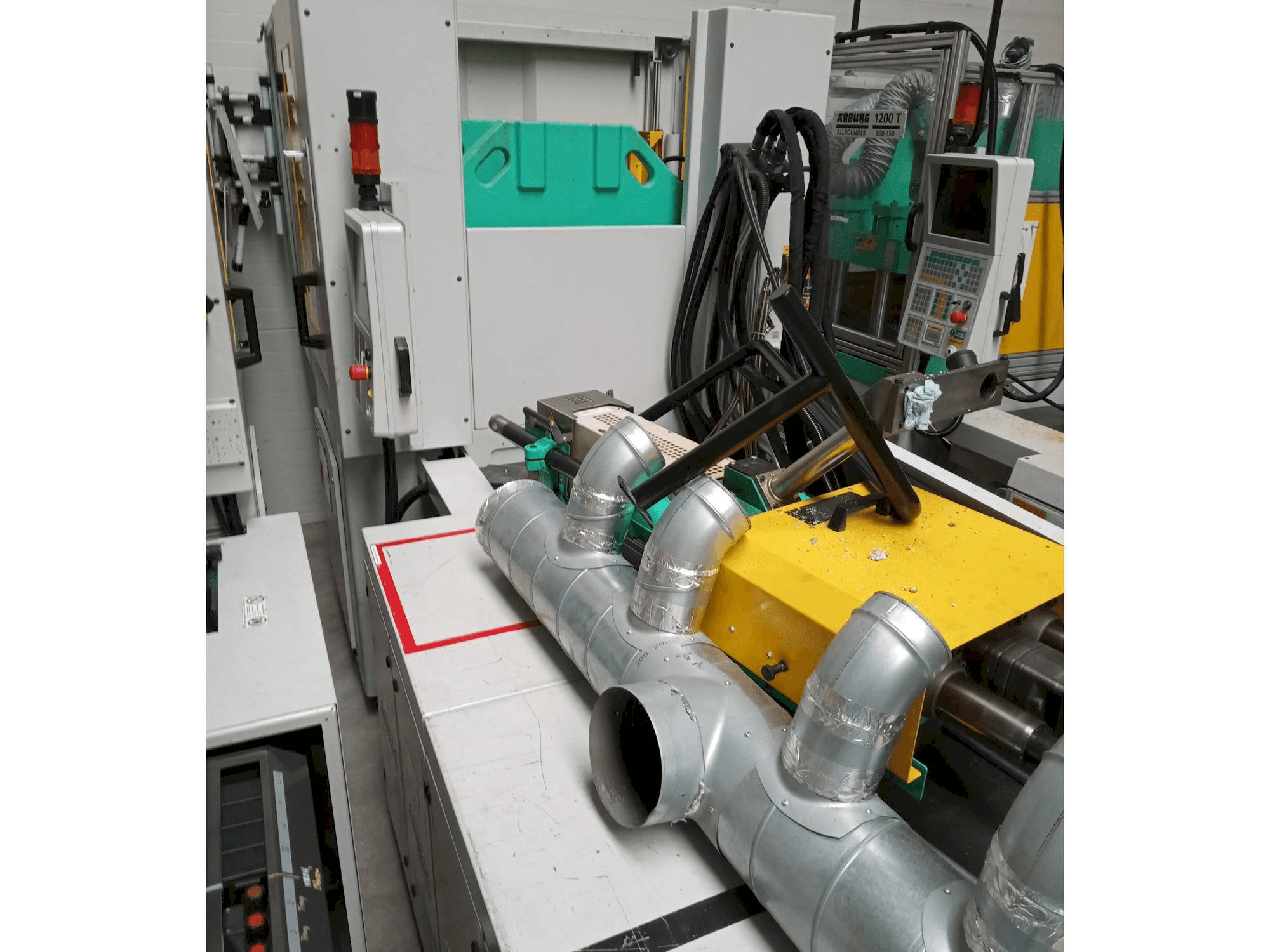 Vista frontale della macchina Arburg Allrounder 1200T-800-170