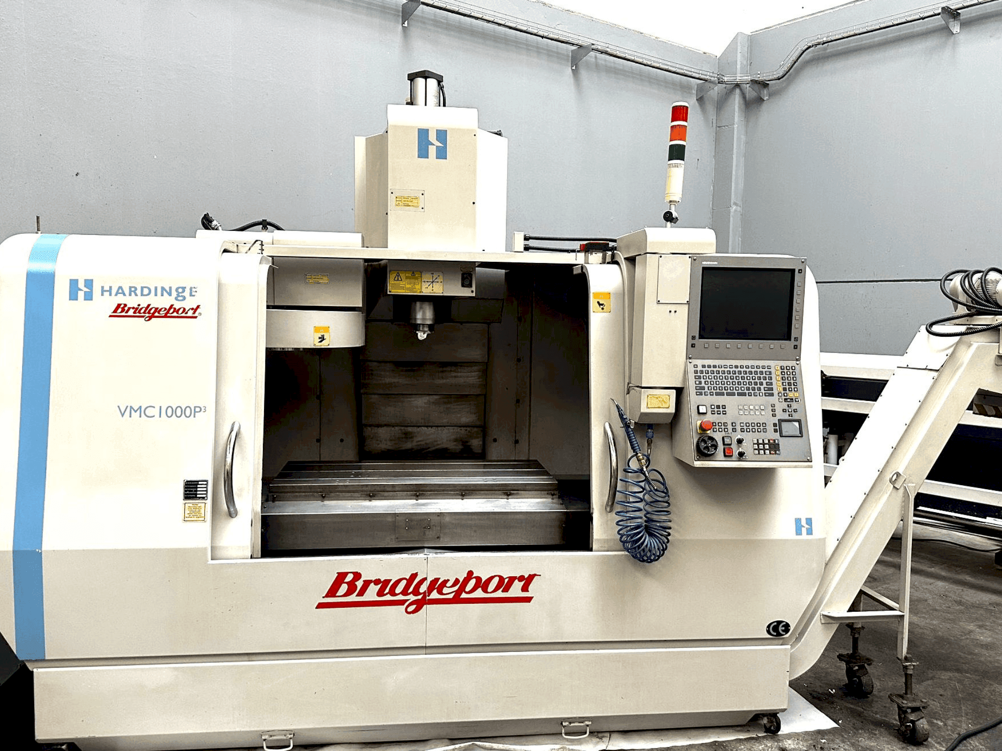 Vista frontale della macchina Bridgeport VMC 1000 P3 (2005)