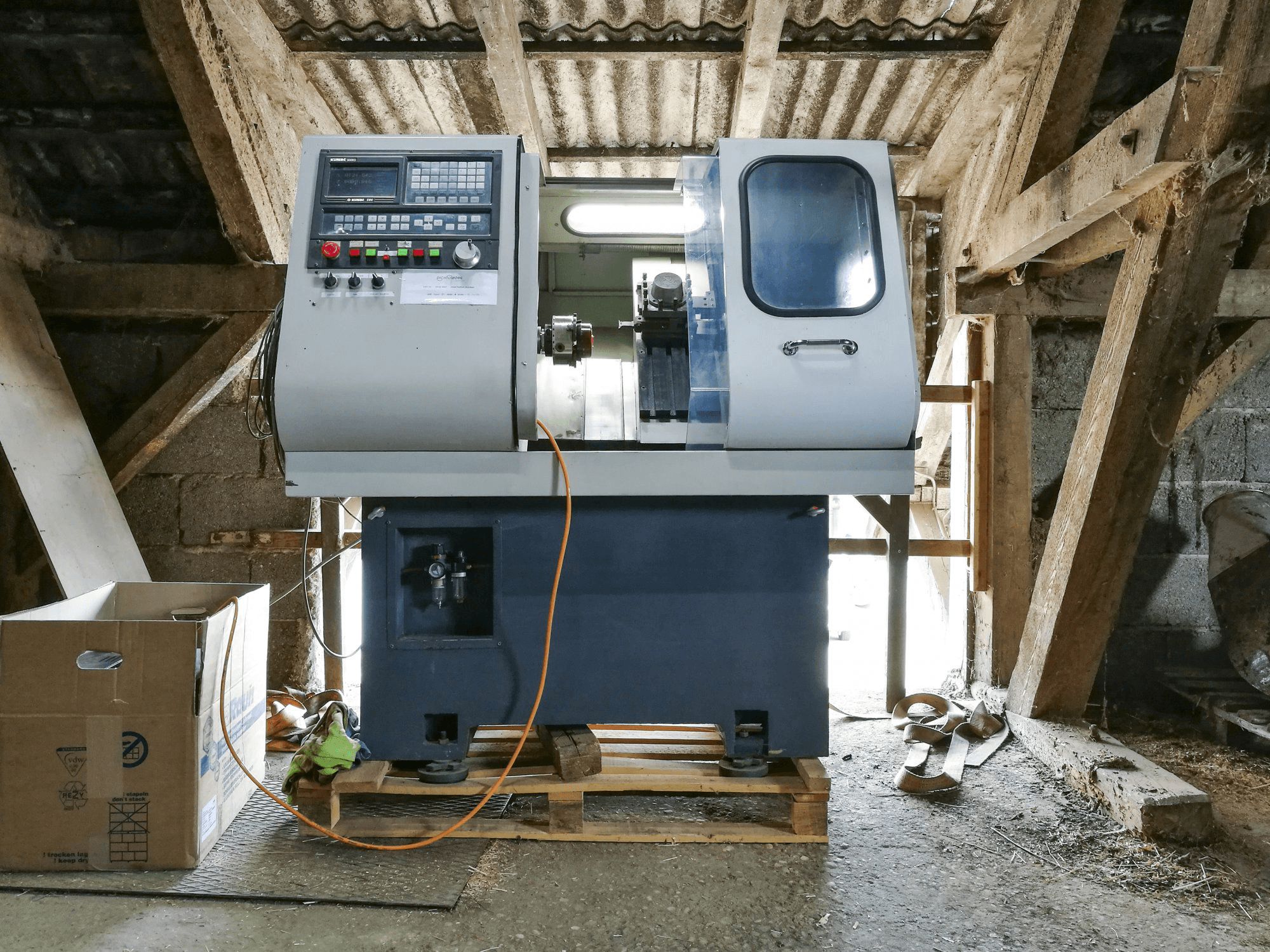 Vista frontale della OZ-Seals Simploz 6040 CNC macchina