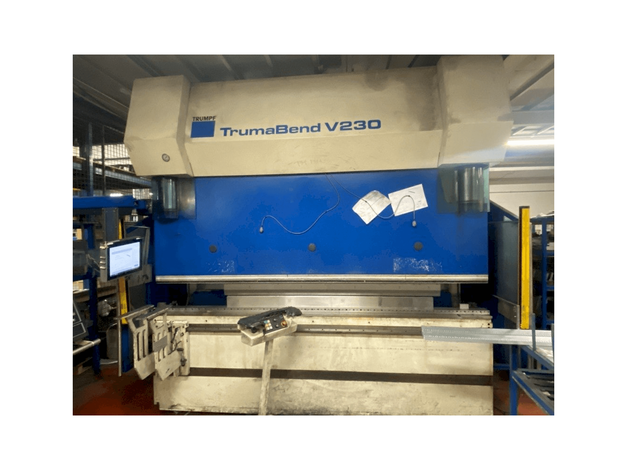 Vista frontale della macchina Trumpf TrumaBend V230
