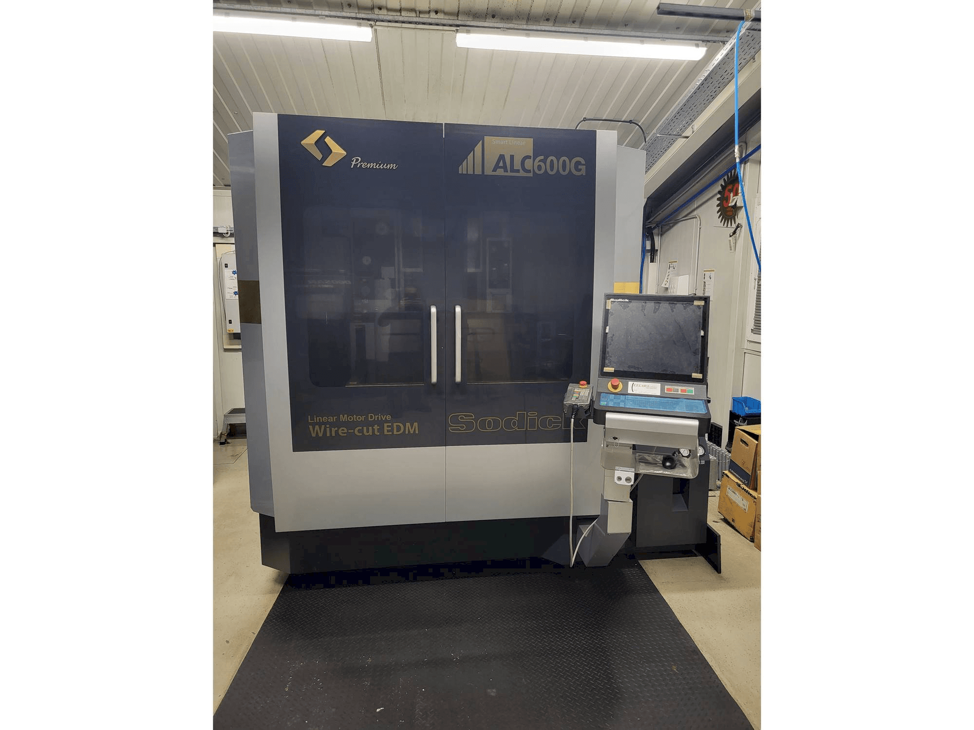 Vista frontale della macchina Sodick ALC600G