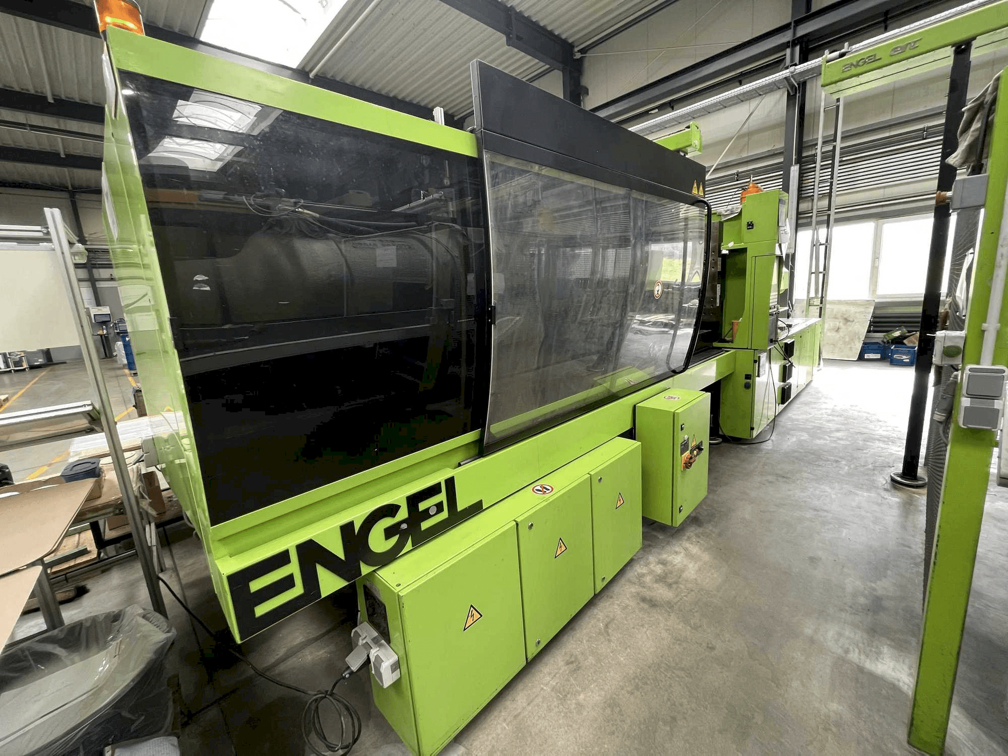 Vista frontale della macchina Engel VIC 2550/400 TECH
