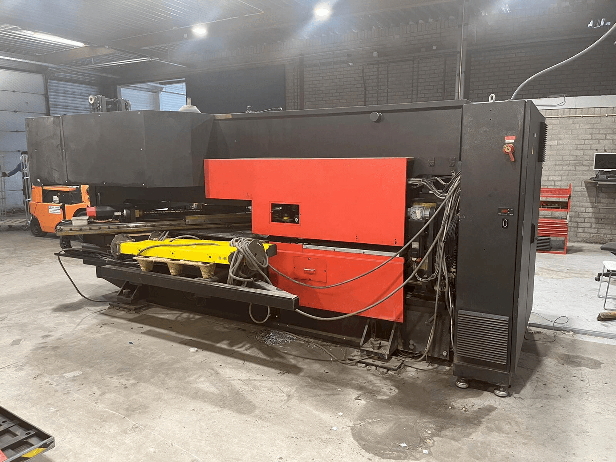 Vista frontale della macchina AMADA Arcade 212