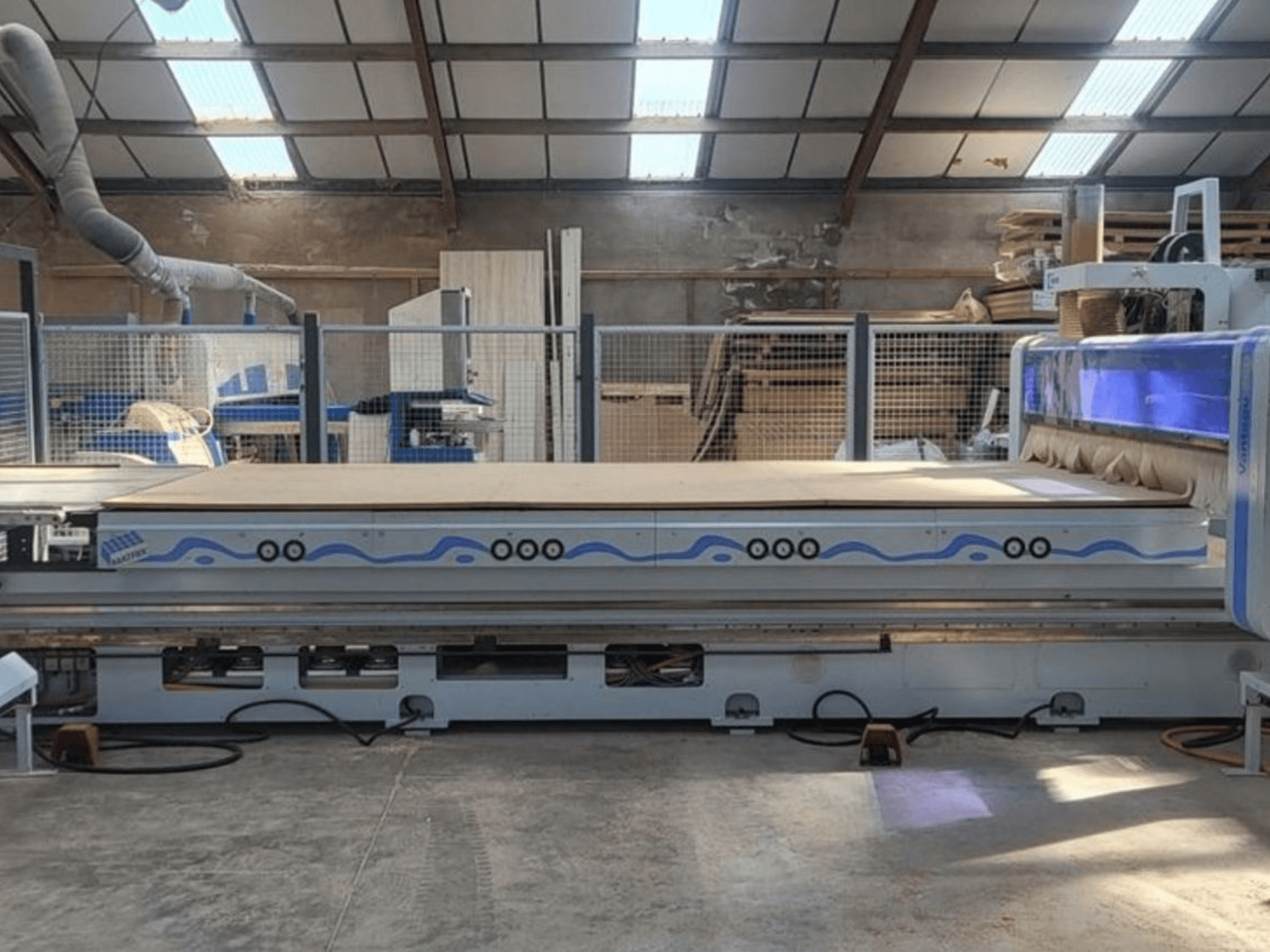 Pantografo CNC HOMAG WEEKE BHP200/VANTAGE714 visto di fronte, con un ampio piano di lavoro in un ambiente di officina.