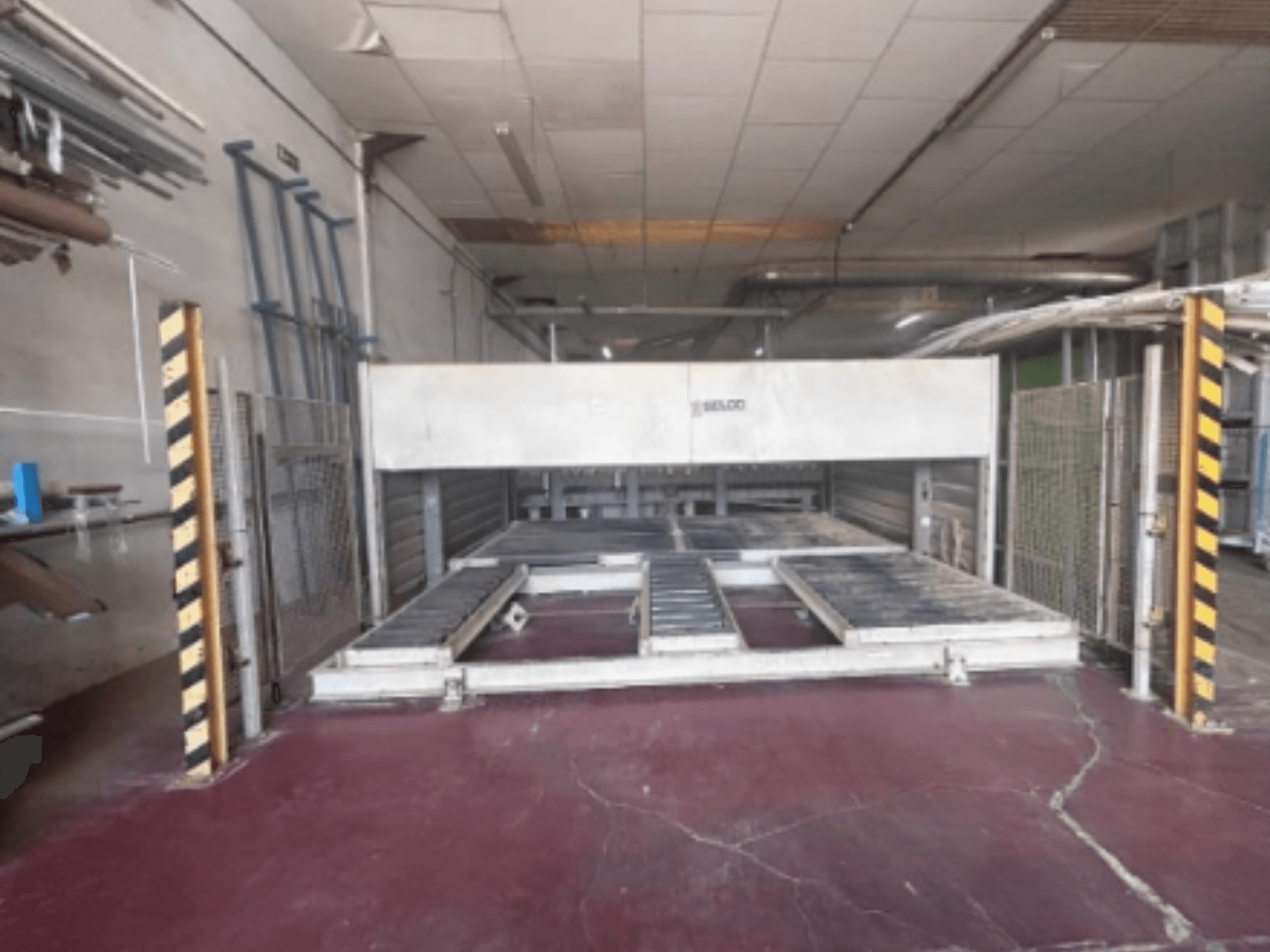 Sega per pannelli BIESSE Selco WNTR 600 vista frontale, con piano di taglio e barriere di sicurezza in un ambiente industriale.