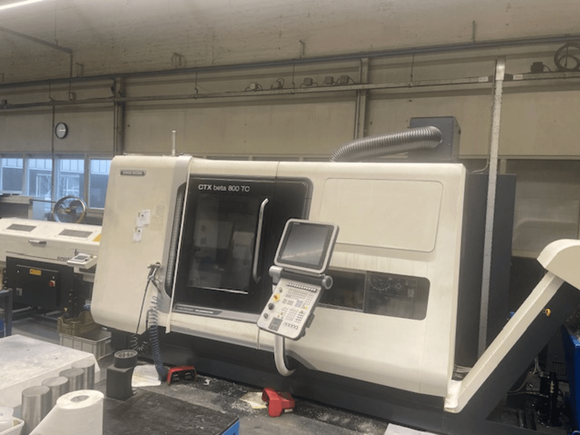 Macchina CTX beta 800 TC in officina; vista frontale che mostra il pannello di controllo e il sistema di aspirazione della polvere.