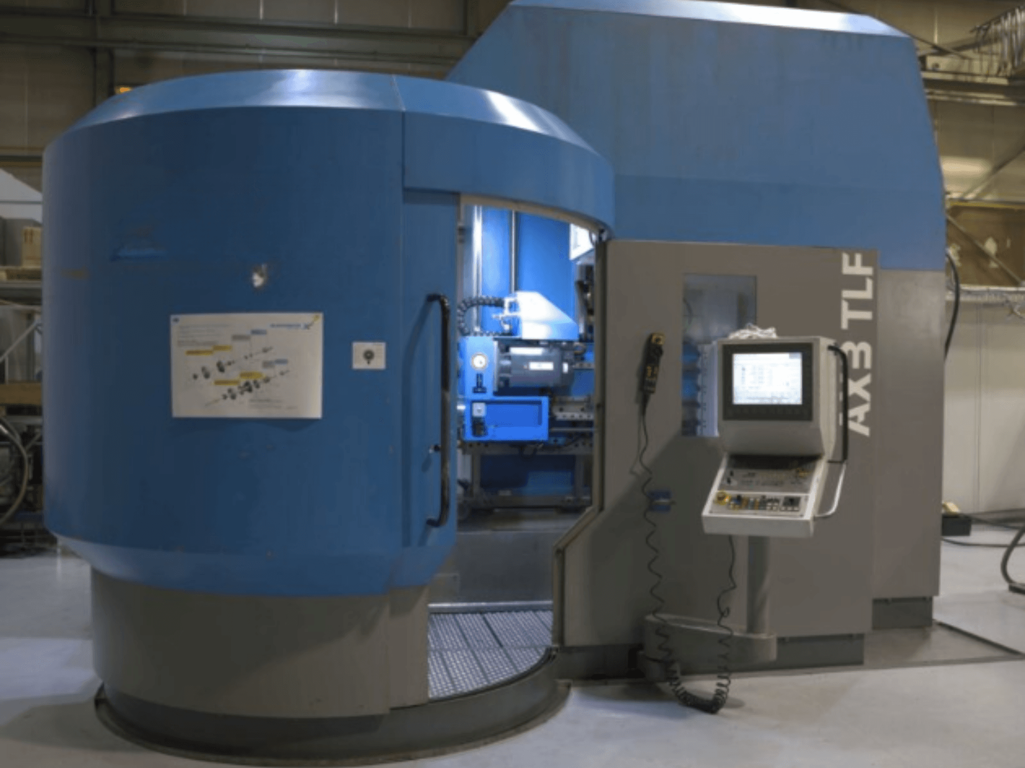 Macchina di perforazione IXION Auerbach IA2 TLF-1200.4 in vista frontale; presenta il pannello di controllo e l'involucro blu.