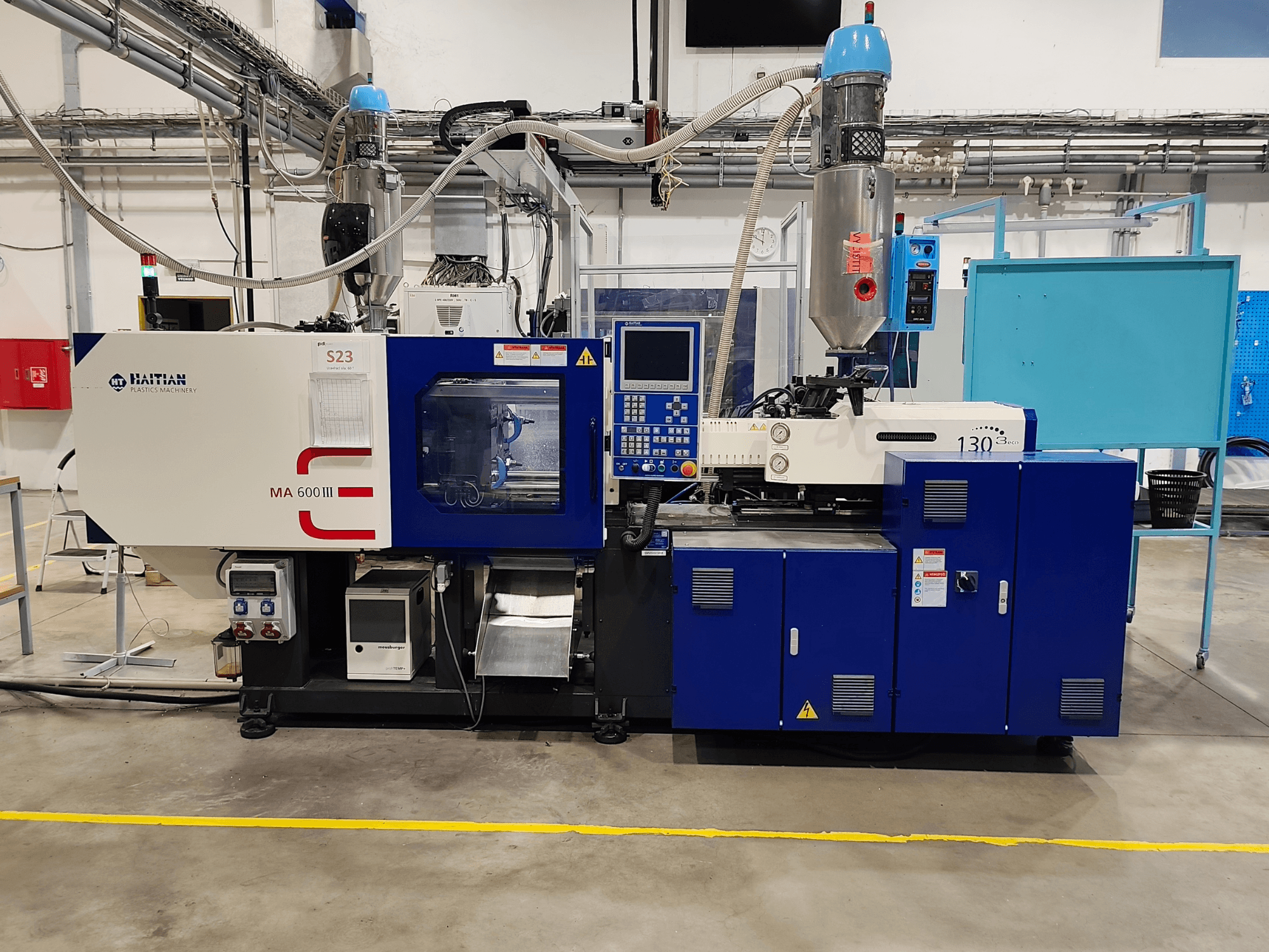 Macchina per lo stampaggio a iniezione elettrica HAITIAN Mars III MA 600/130B eco, vista frontale che mostra il pannello di controllo e l'unità di iniezione.