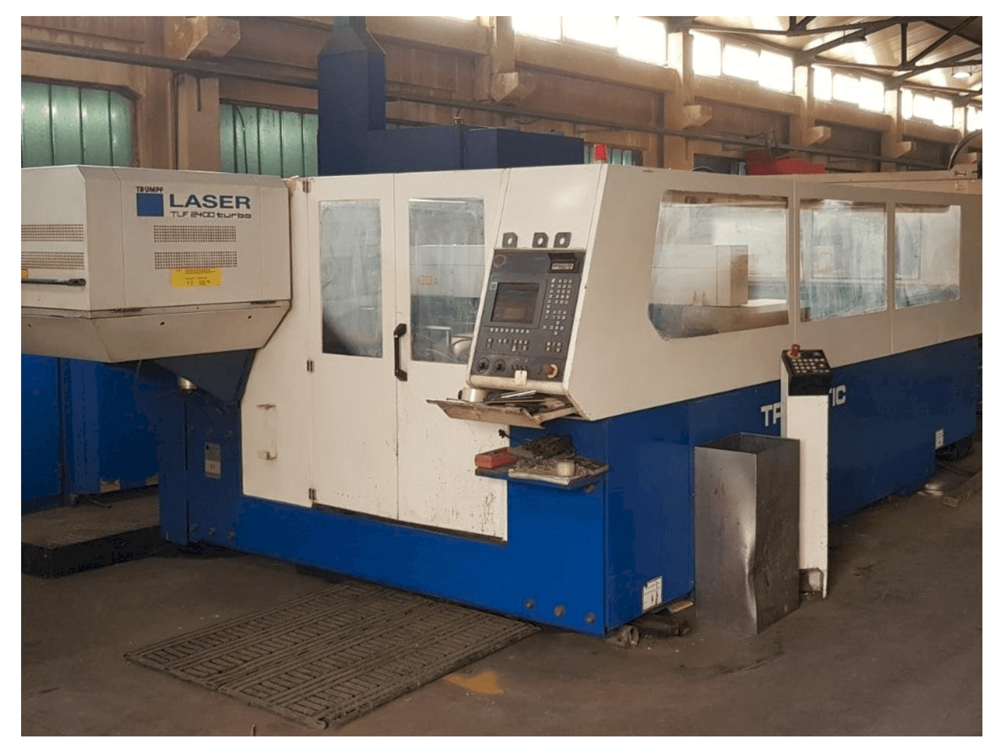 Vista frontale della macchina Trumpf Trumatic L3030