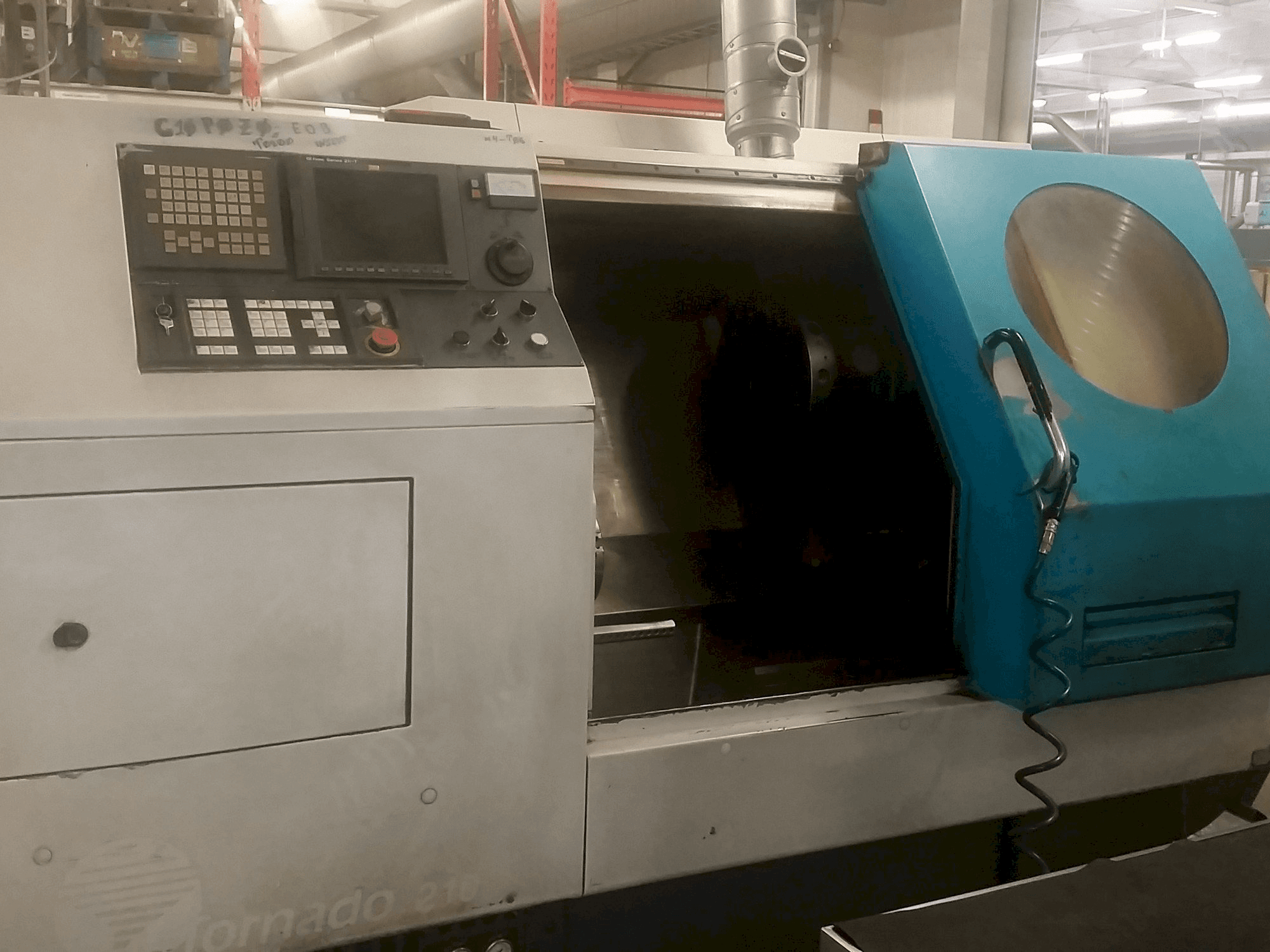 Vista frontale della macchina 600 Lathes Tornado 210