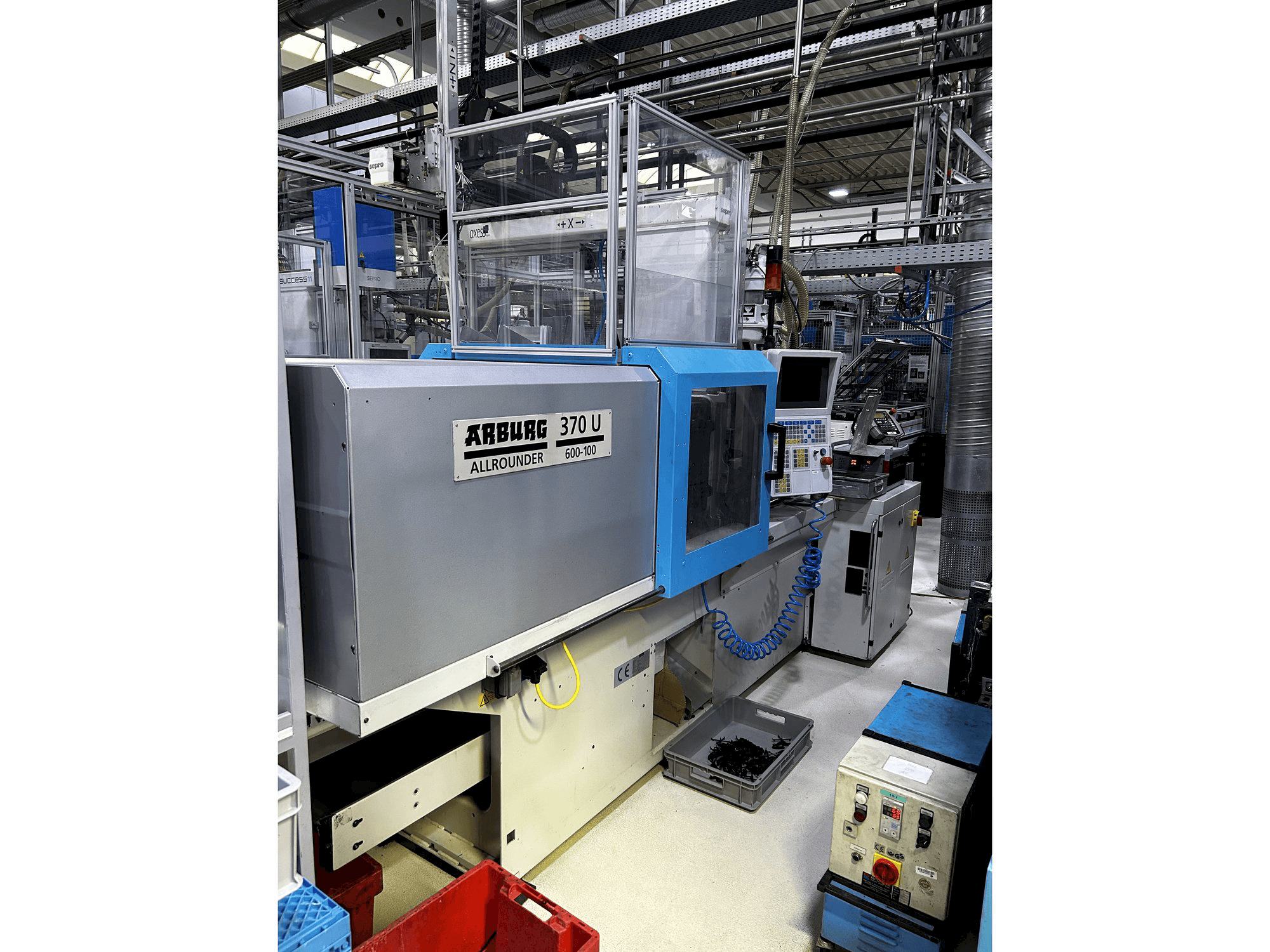 Vista frontale della macchina Arburg Allrounder 370 U 600-100