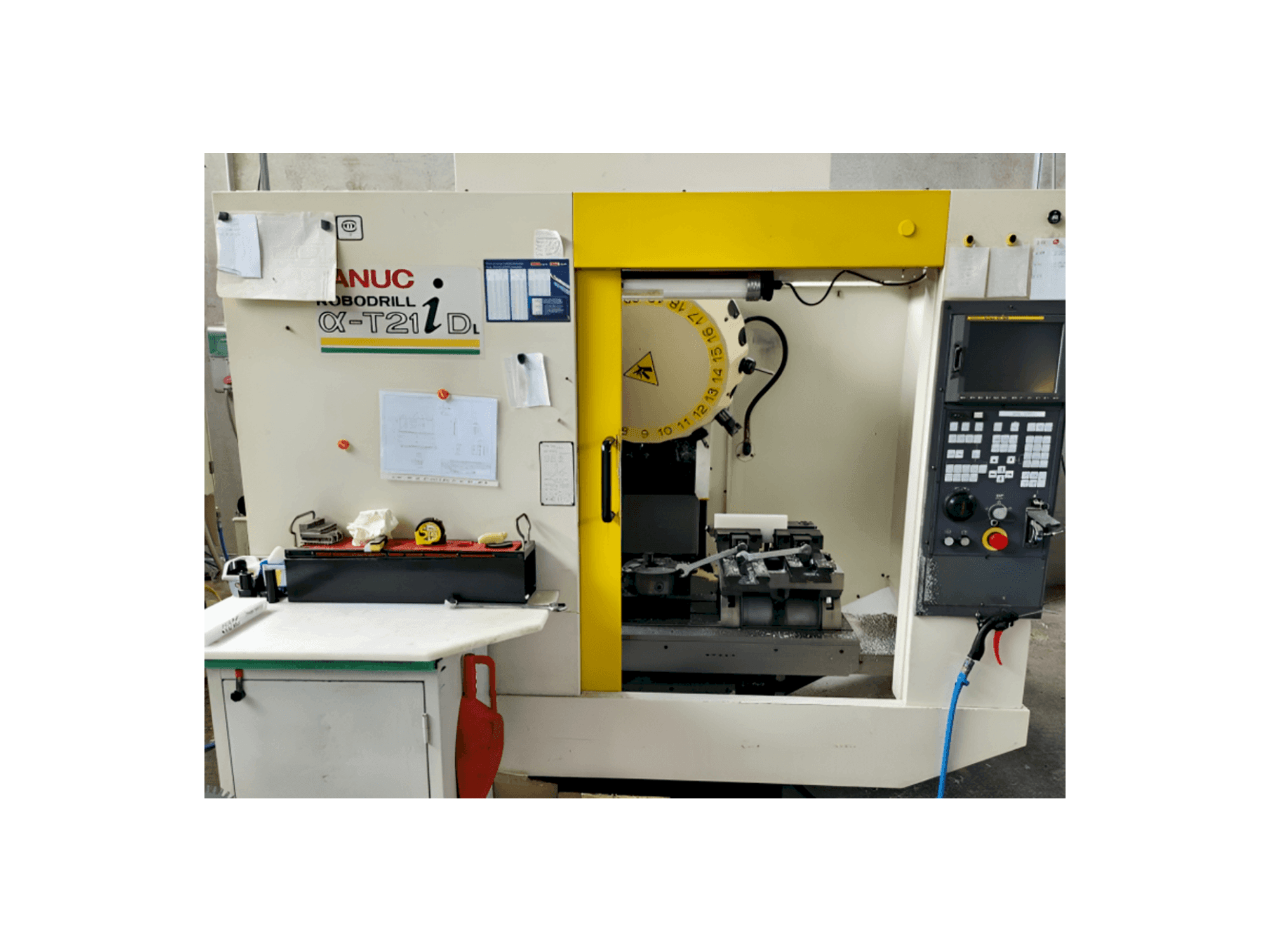 Vista frontale della macchina FANUC Robodrill Alpha T21iD