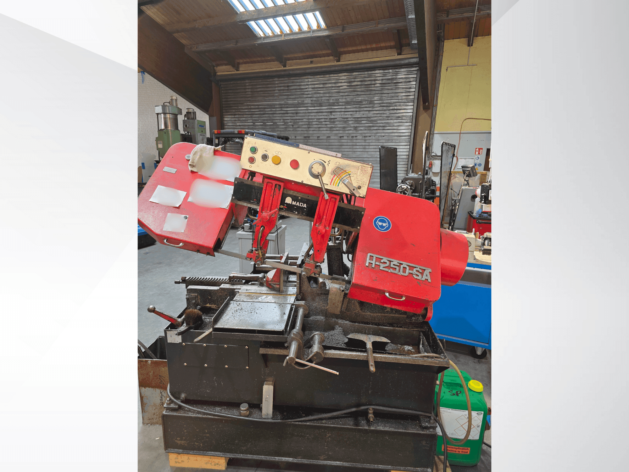 Vista frontale della macchina AMADA H-250SA