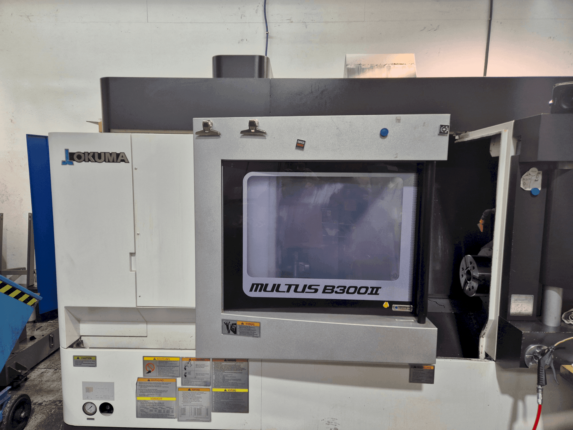 Vista frontale della macchina Okuma Multus B300 II