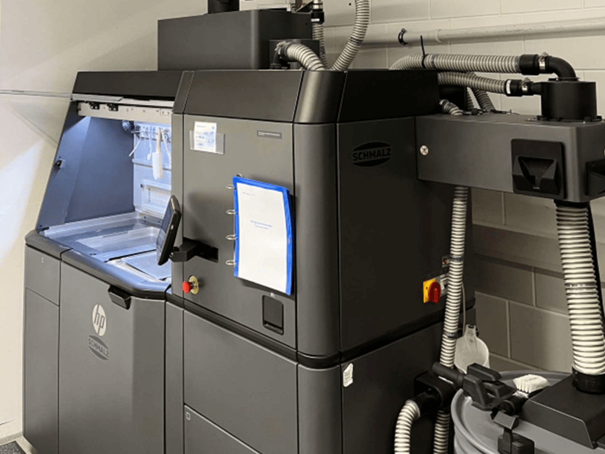 Stampante 3D in plastica HP Jet Fusion 3D 4200, vista laterale, con pannello di controllo e componenti interni in evidenza.
