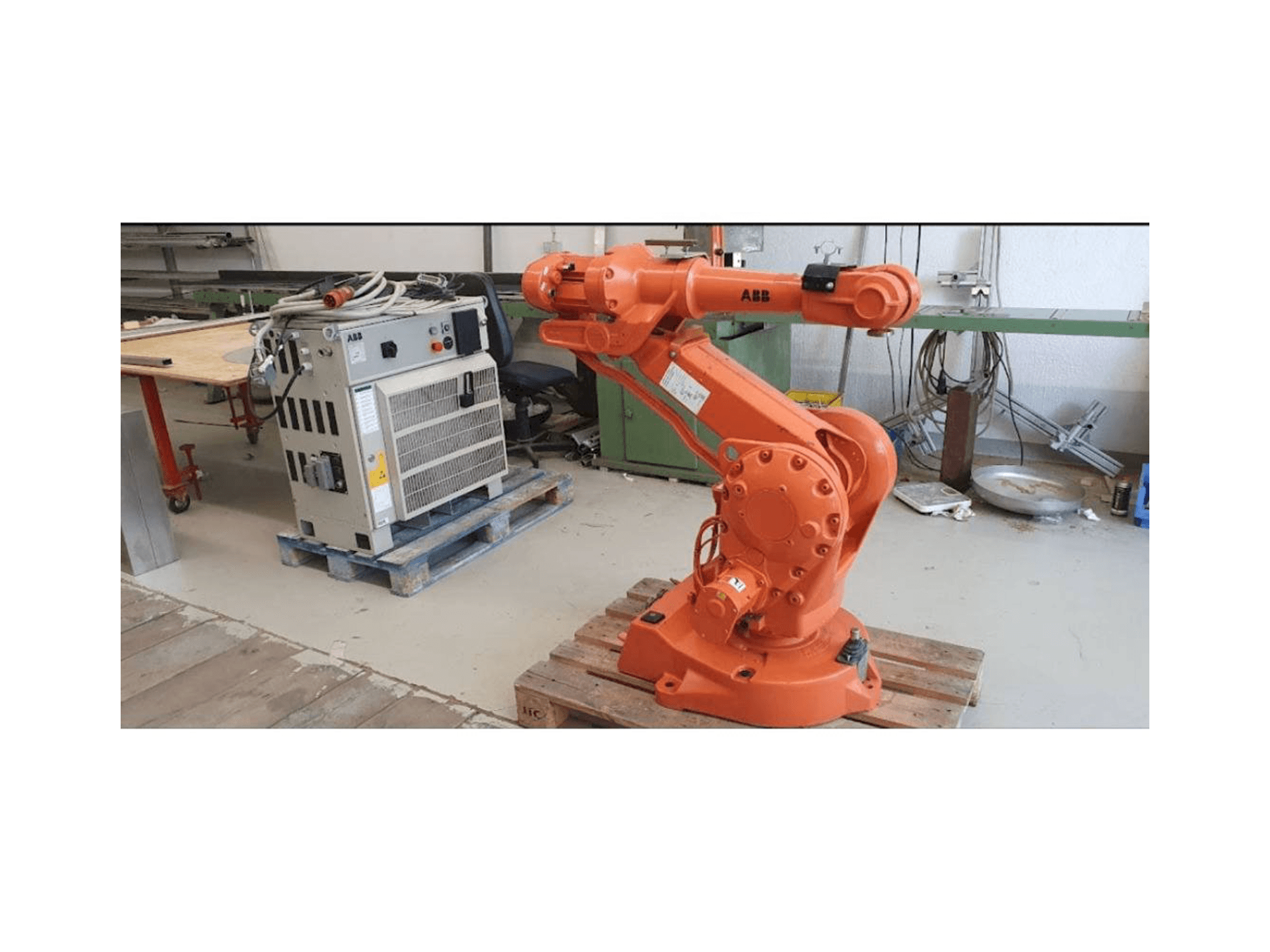 Vista frontale della macchina ABB IRB 2400 M2000