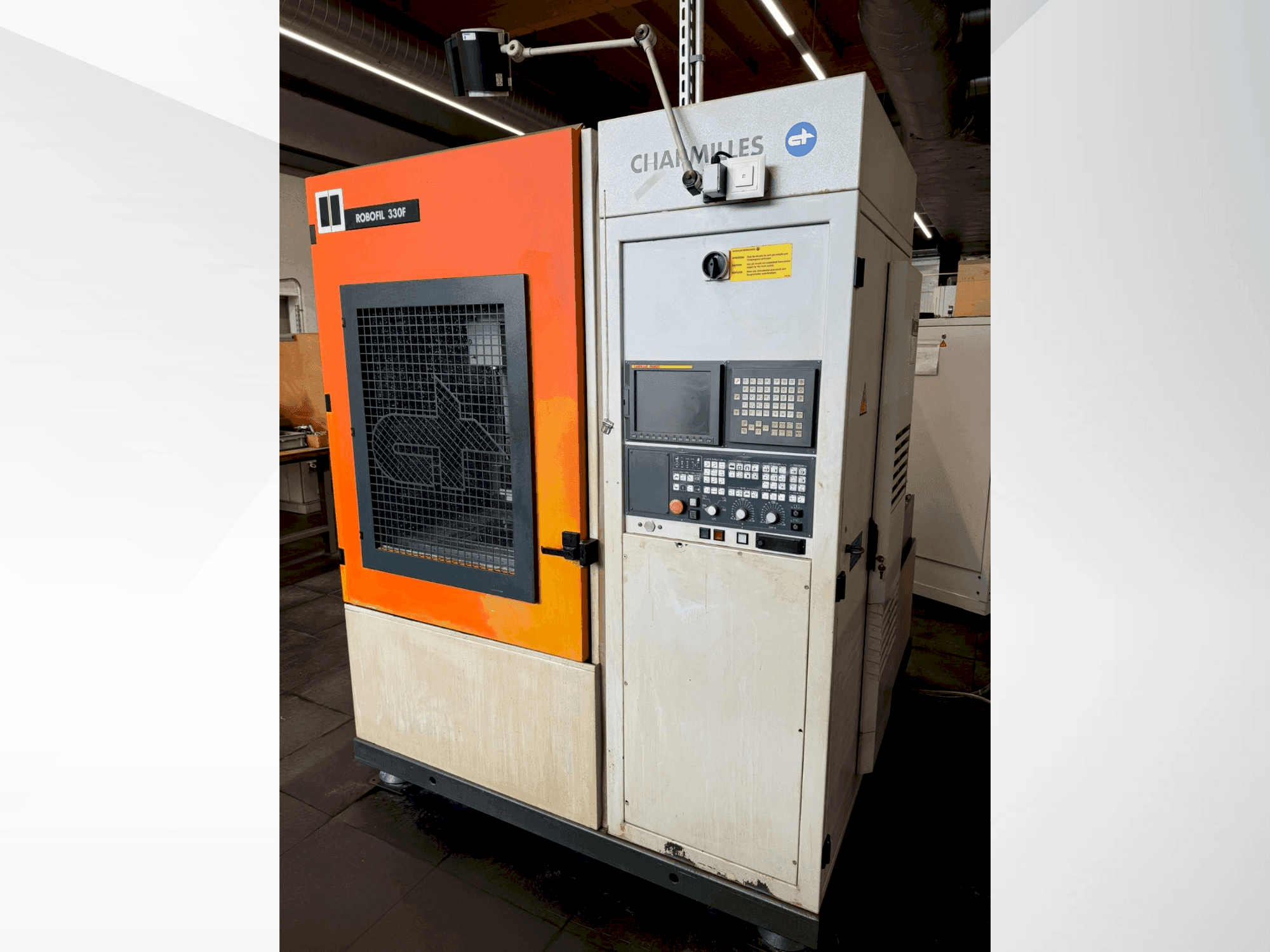 Vista frontale della macchina CHARMILLES Robofil 330F