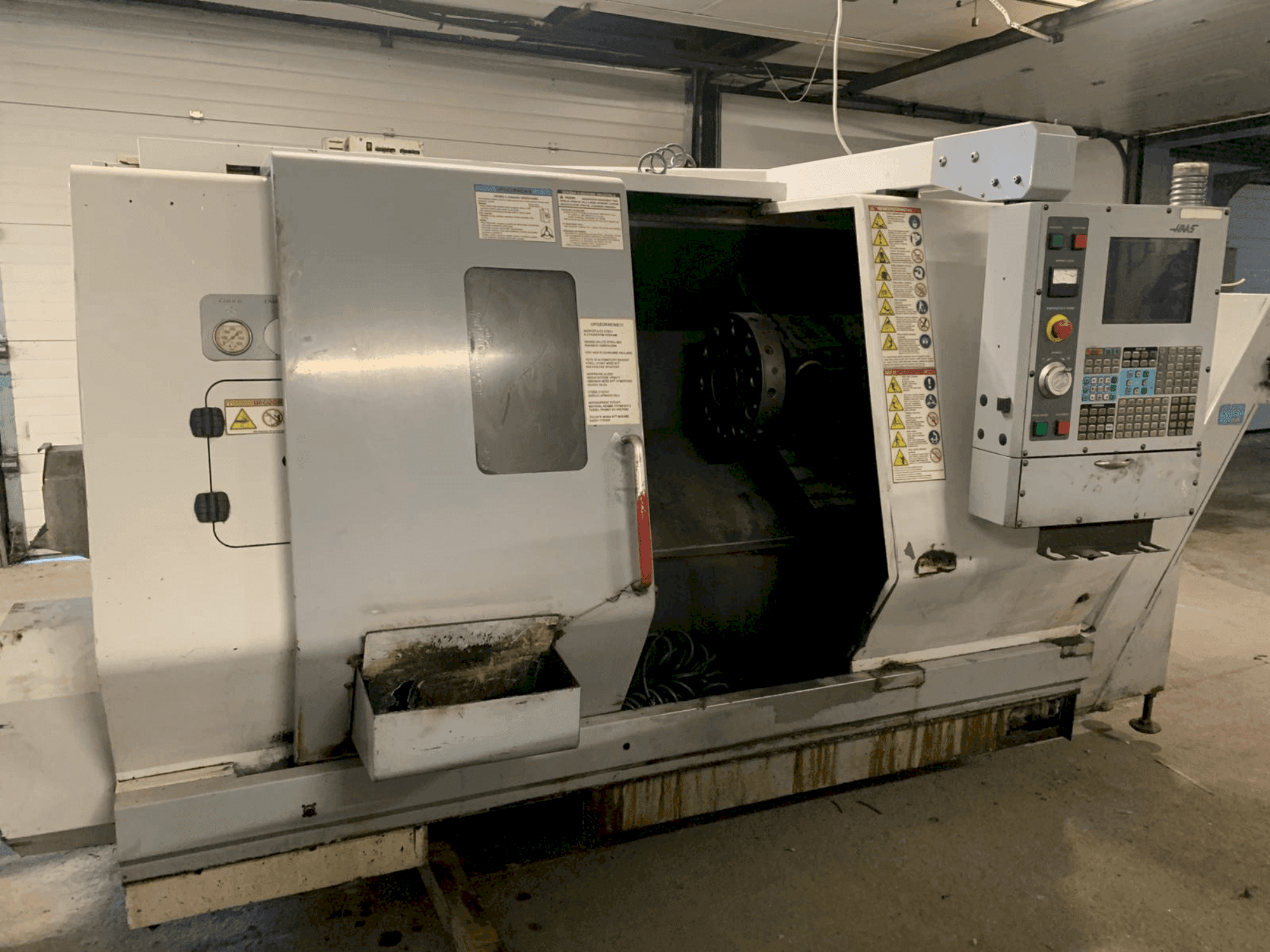Vista frontale della macchina HAAS SL-20HE